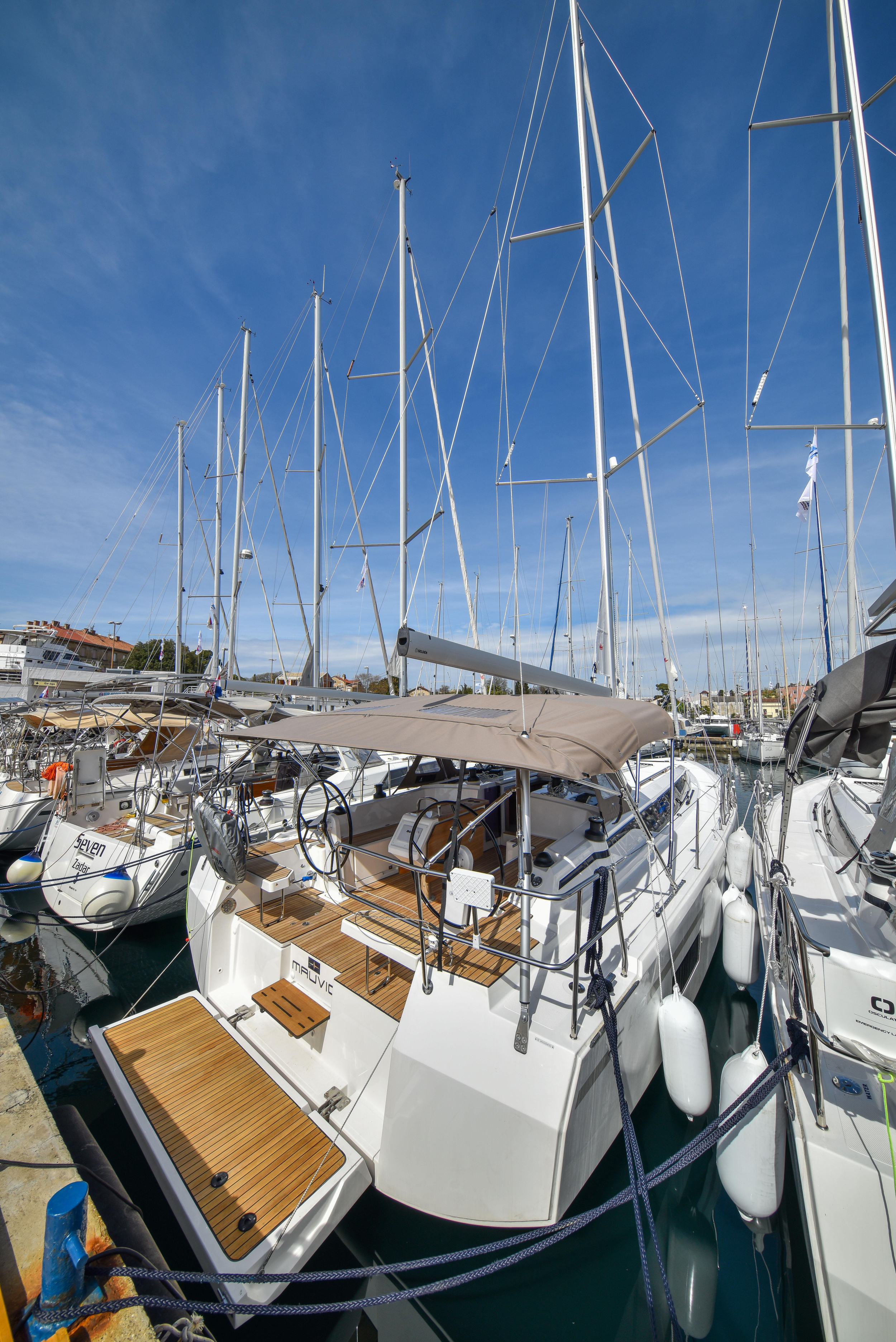Bavaria C42 — photo 38