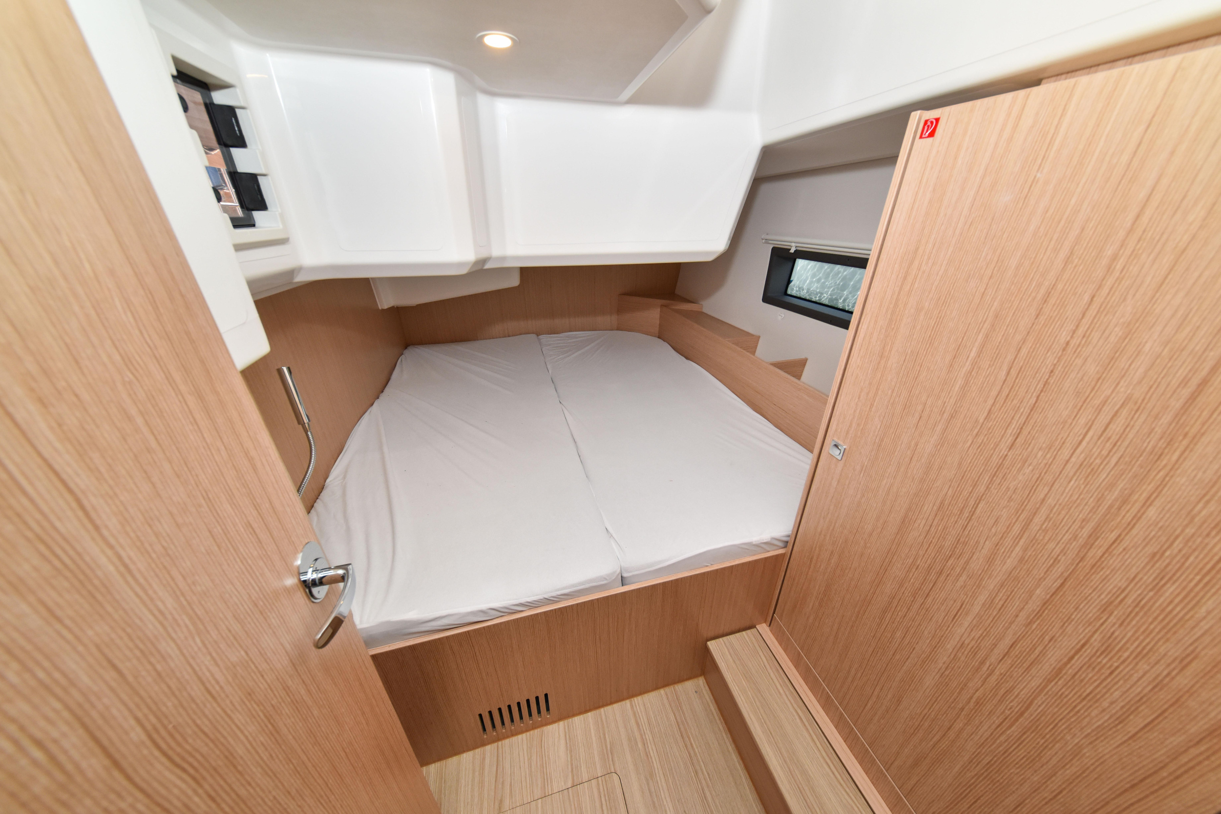 Bavaria C42 — photo 37