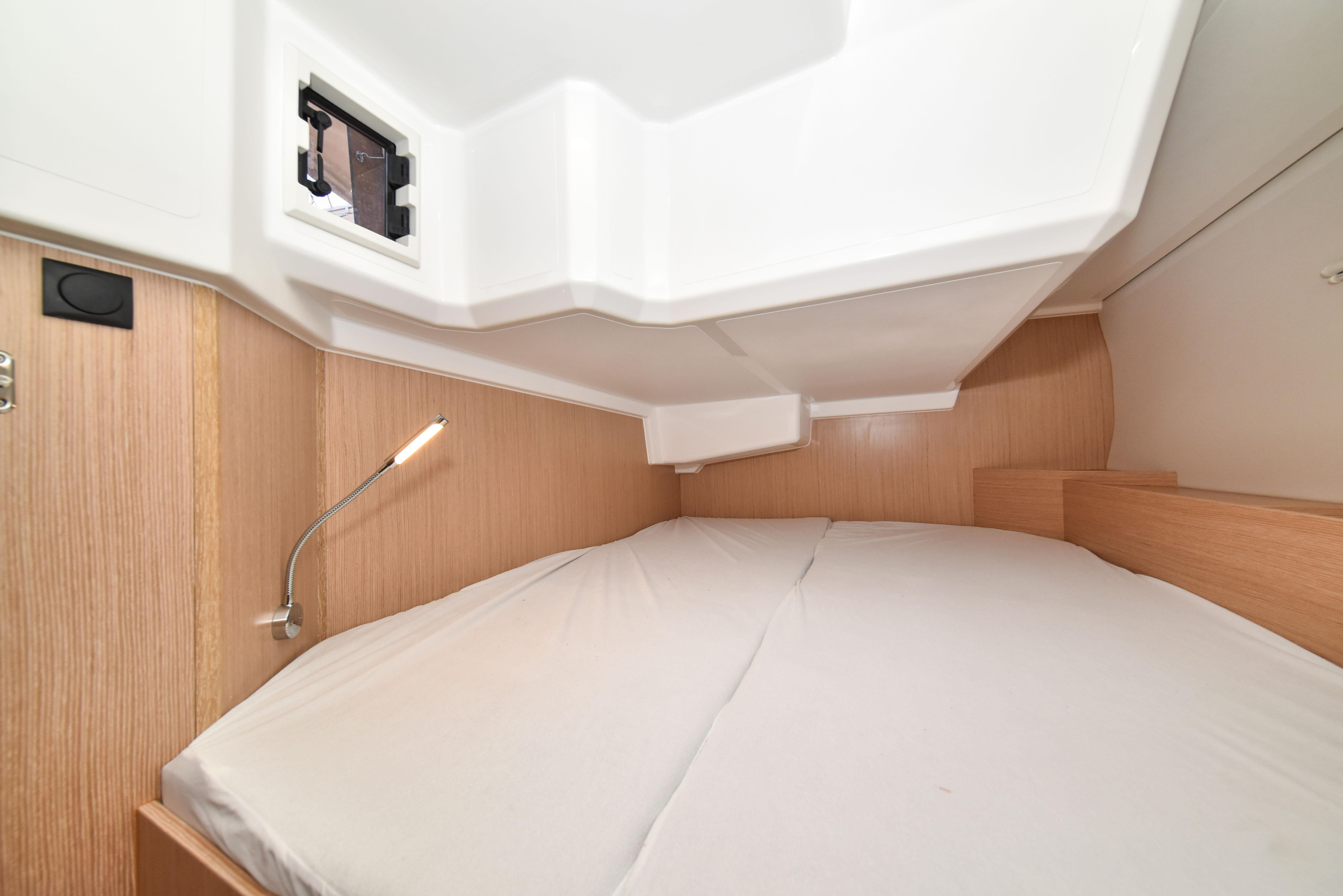 Bavaria C42 — photo 7