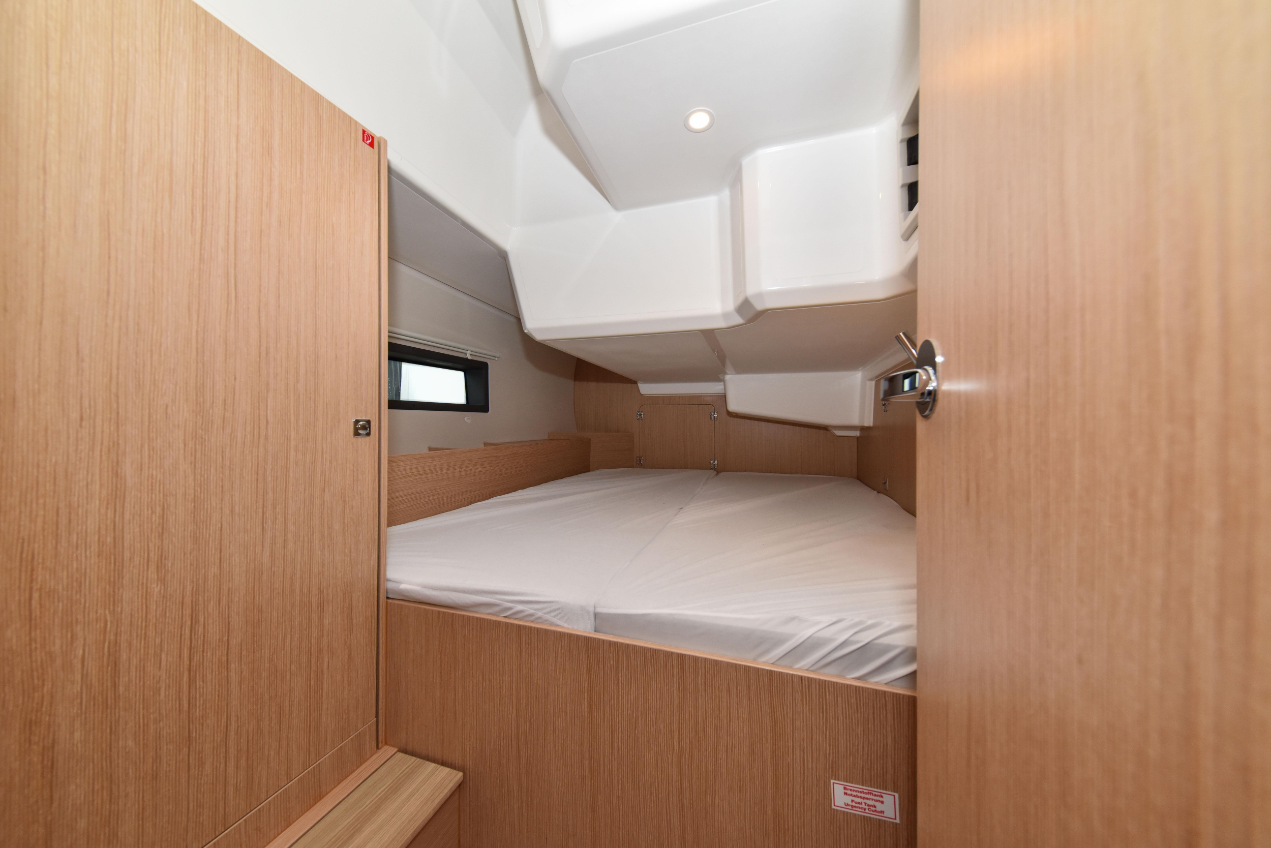 Bavaria C42 — photo 12