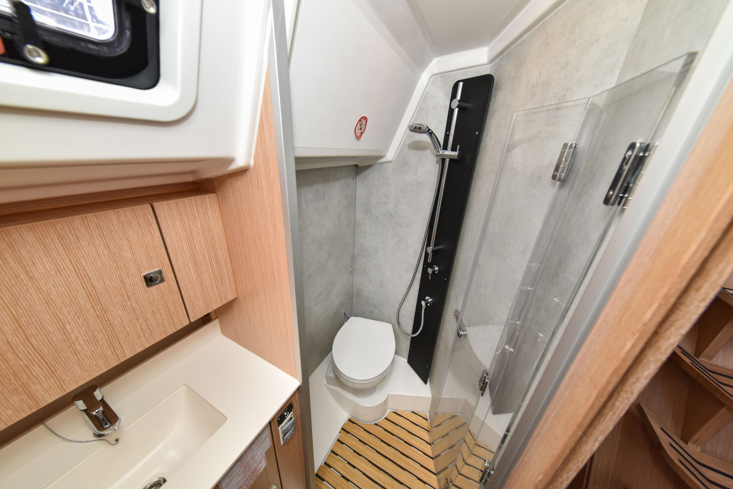Bavaria C42 — photo 30