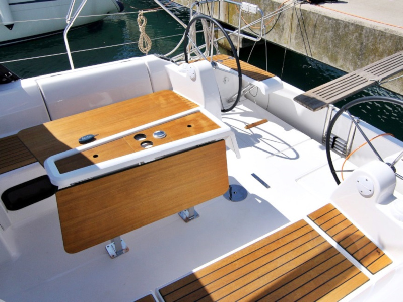 DUFOUR 382 BT — photo 9