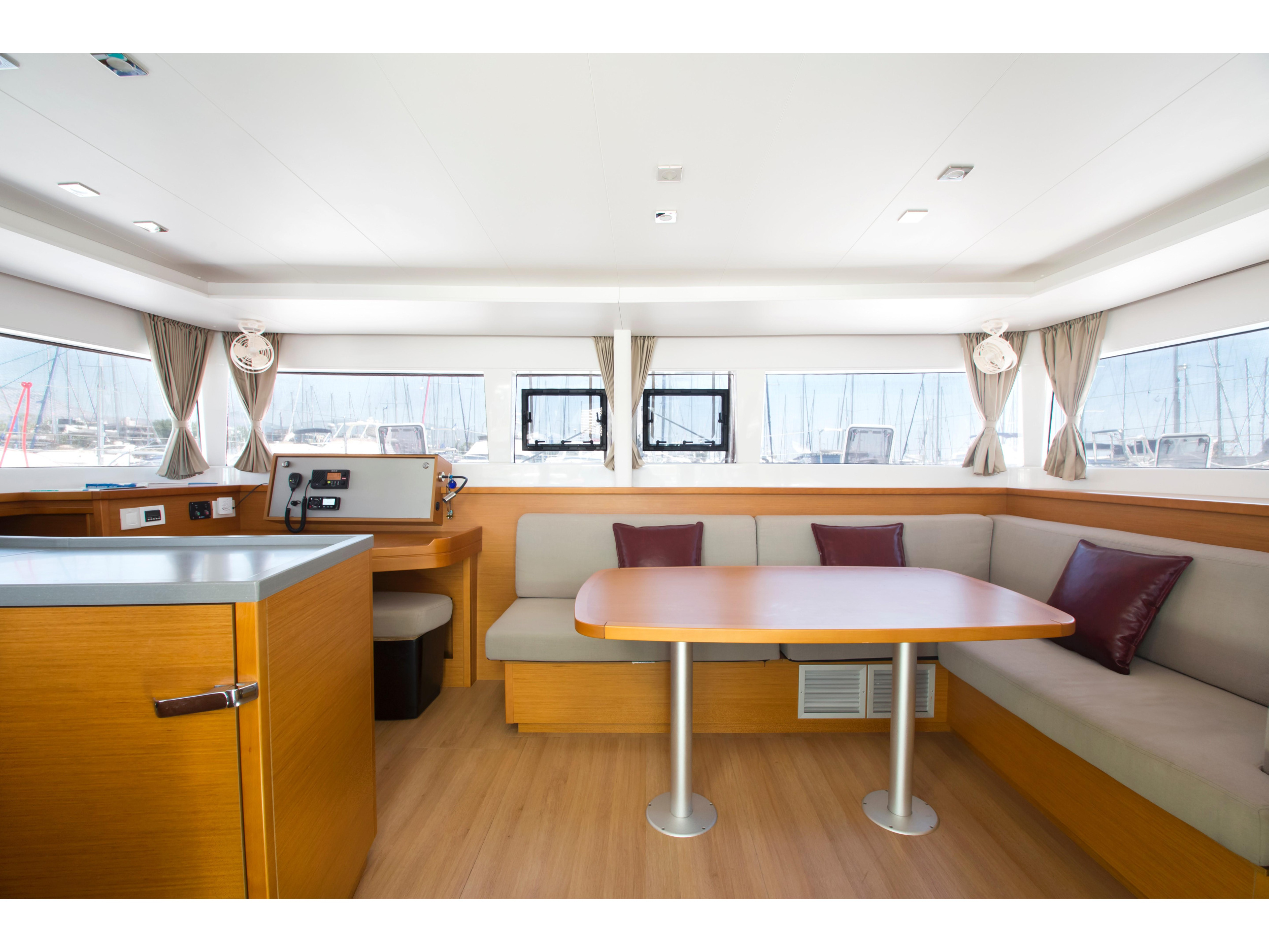Lagoon 450 Flybridge — photo 3