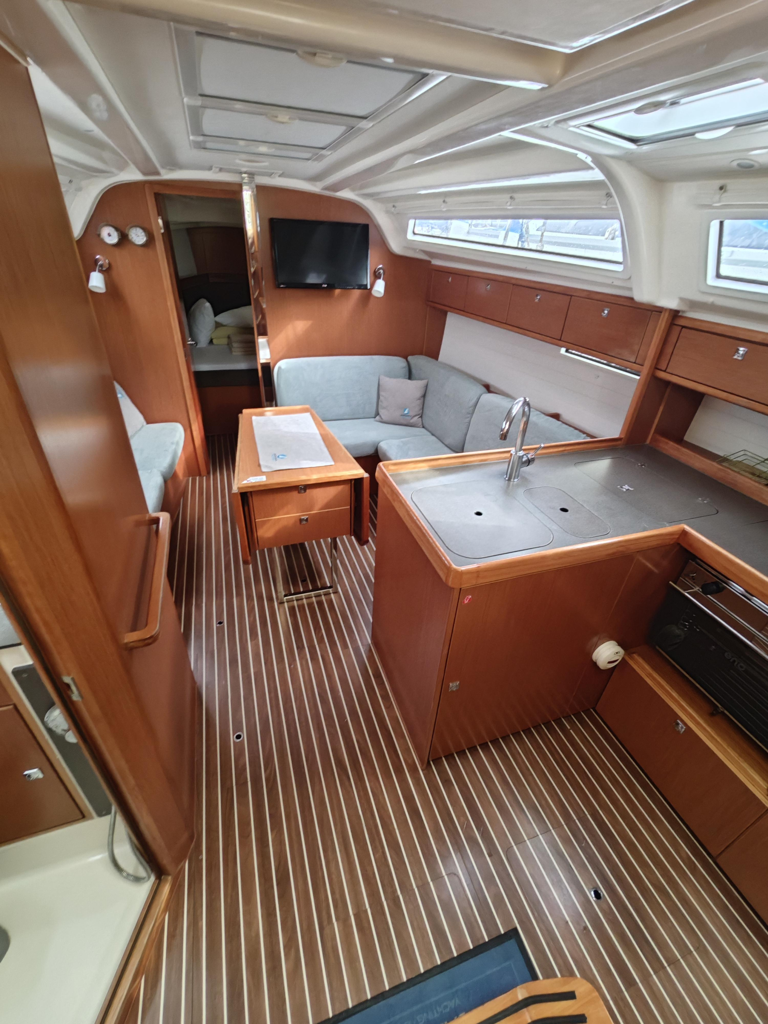 Bavaria Cruiser 37 — photo 26