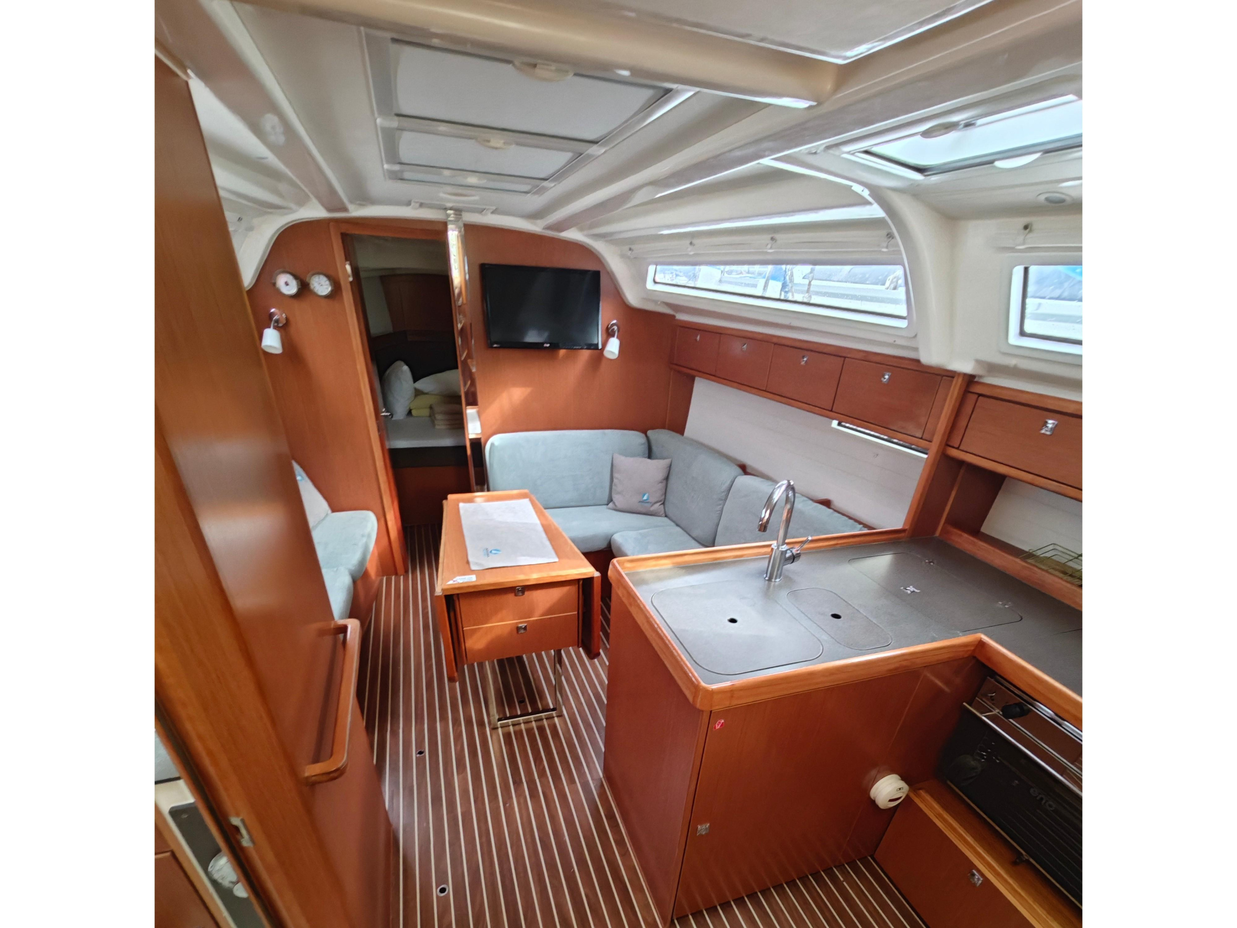 Bavaria Cruiser 37 — photo 32