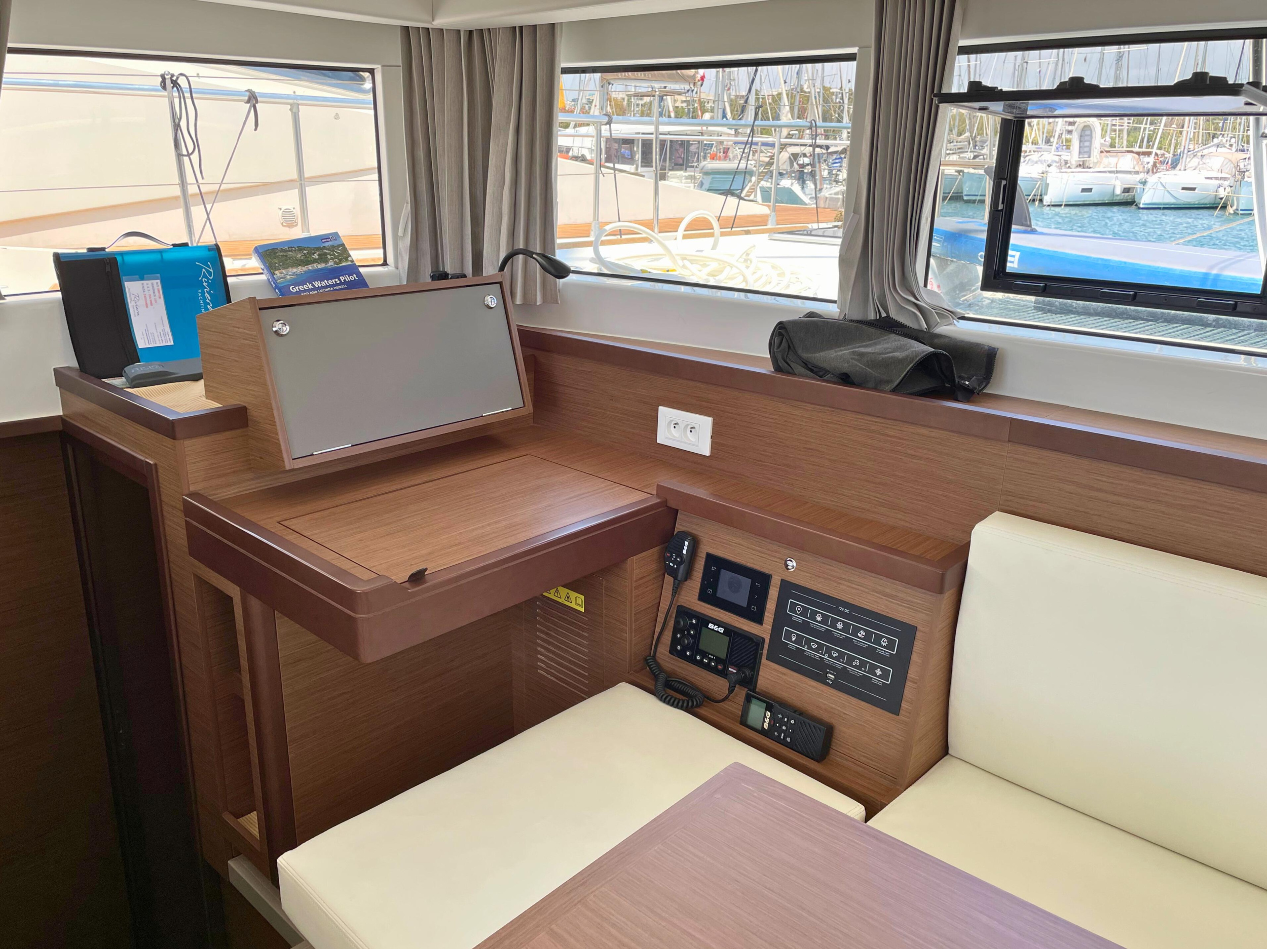 Lagoon 40 — photo 11
