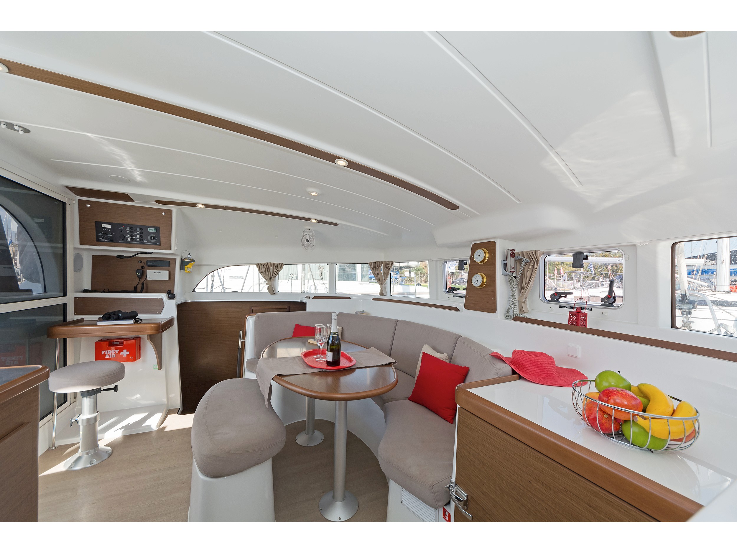 Lagoon 380 — photo 23