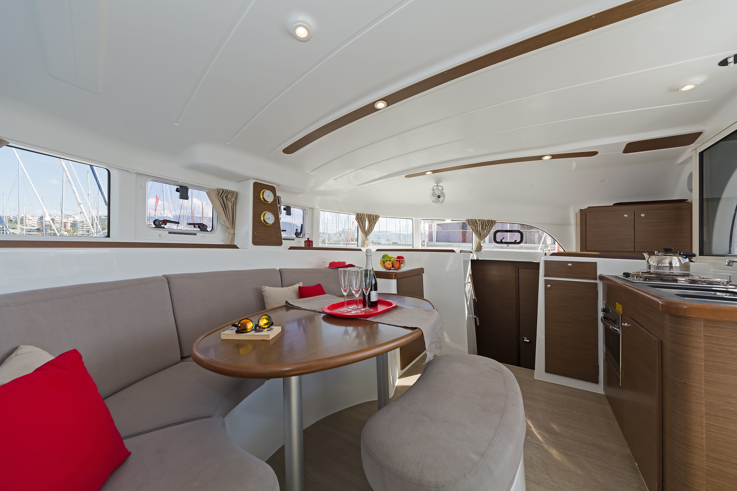 Lagoon 380 — photo 18