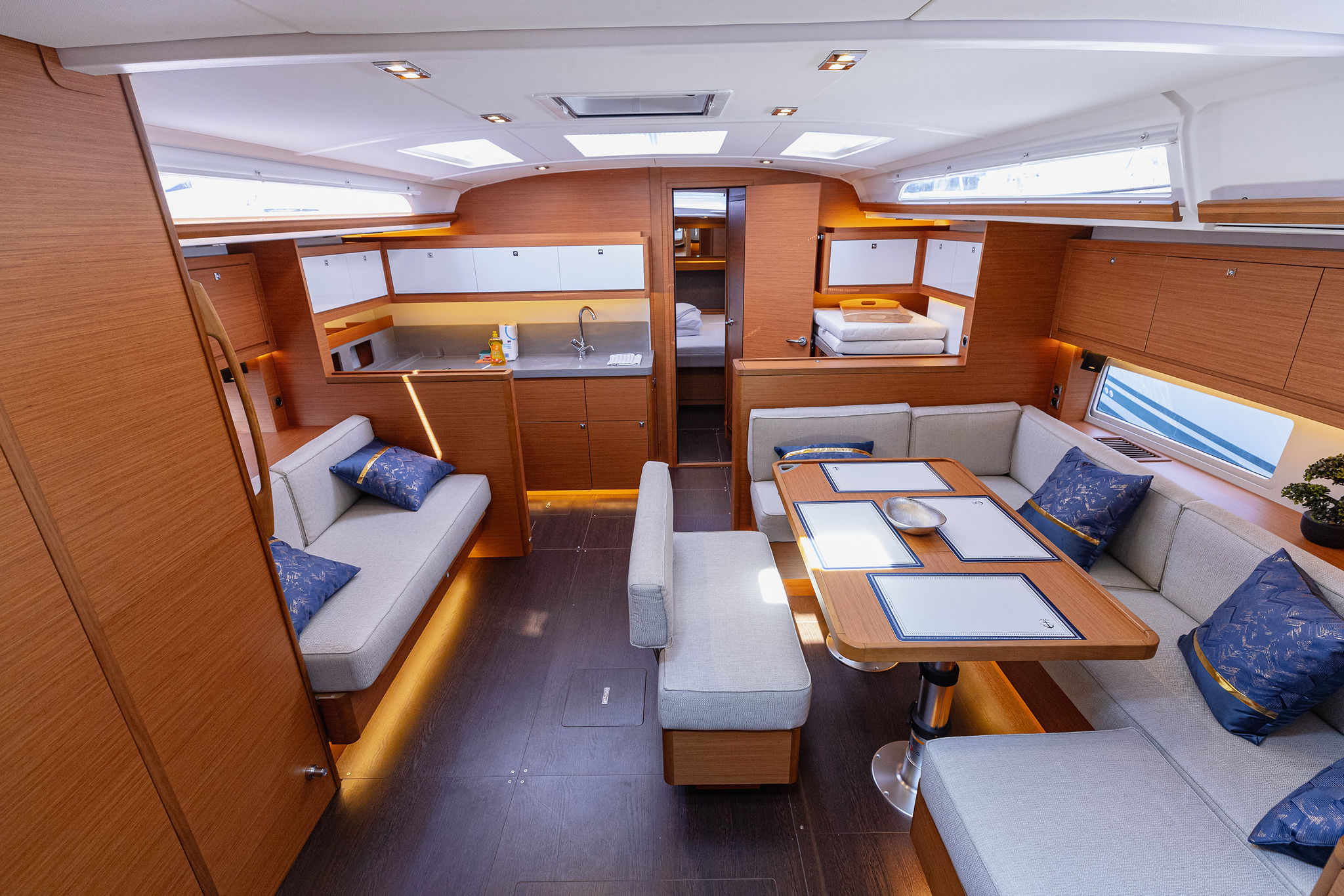 Dufour 470 owner layout — photo 24