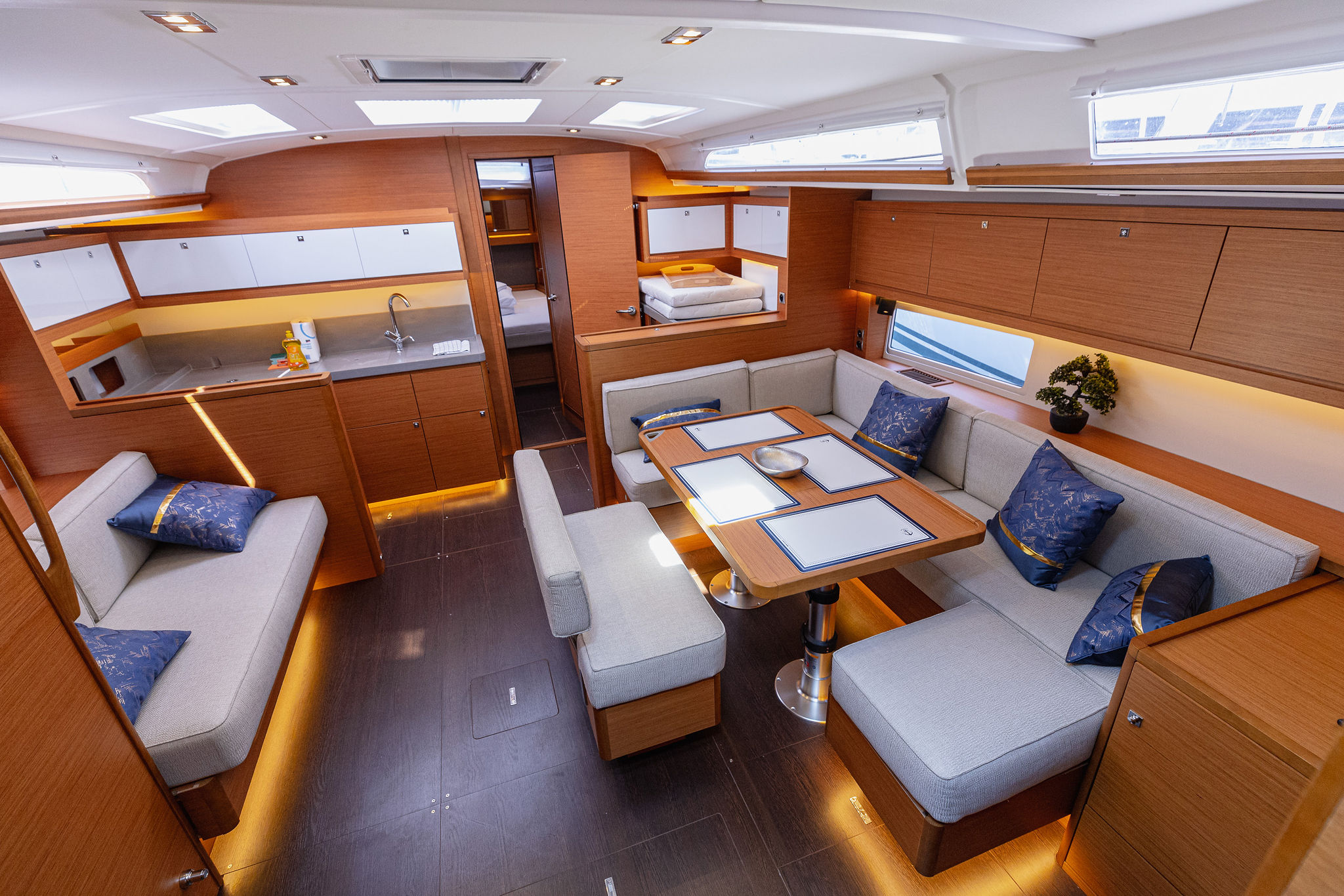 Dufour 470 owner layout — photo 12