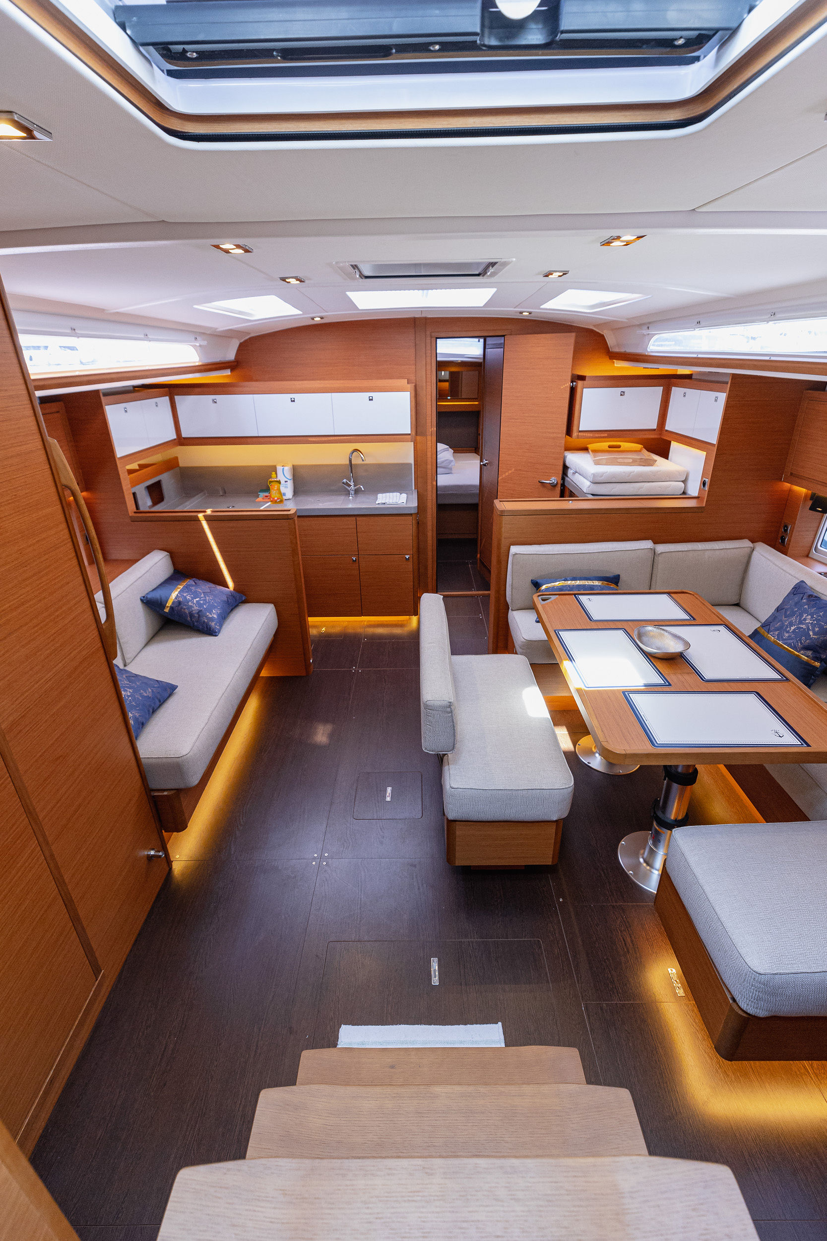Dufour 470 owner layout — photo 15