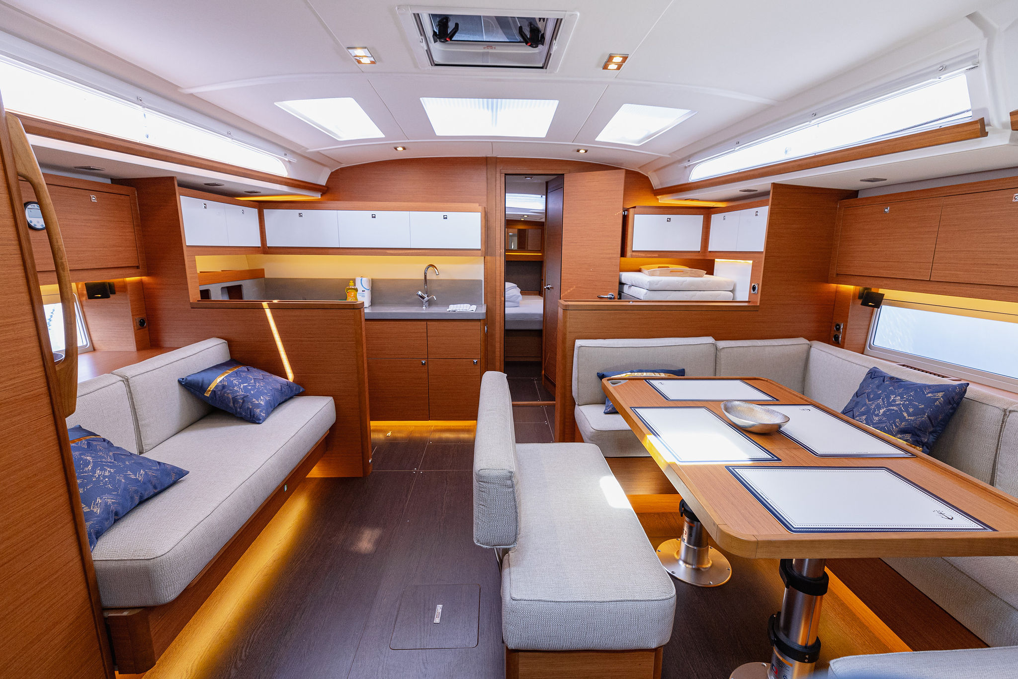 Dufour 470 owner layout — photo 13