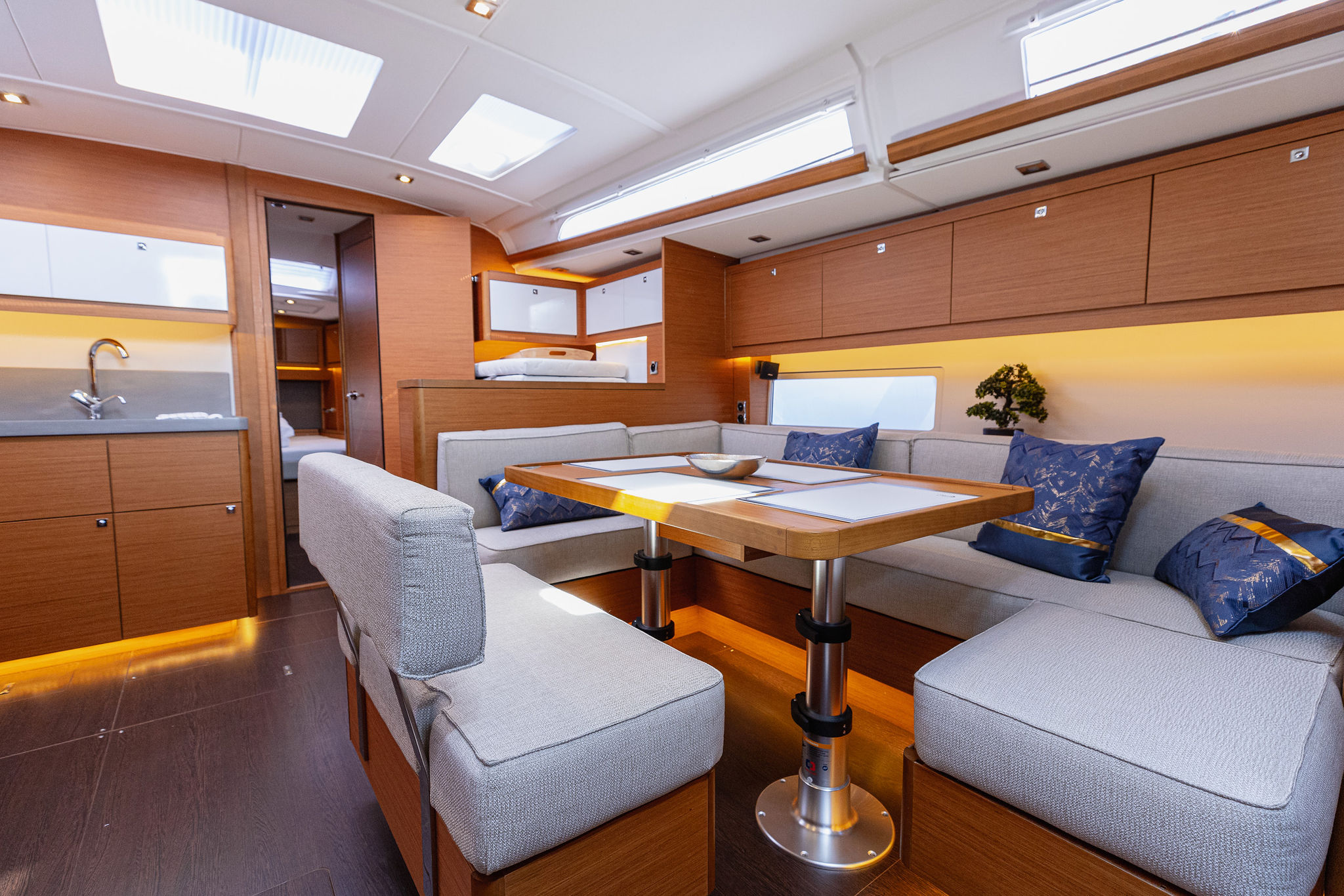 Dufour 470 owner layout — photo 19