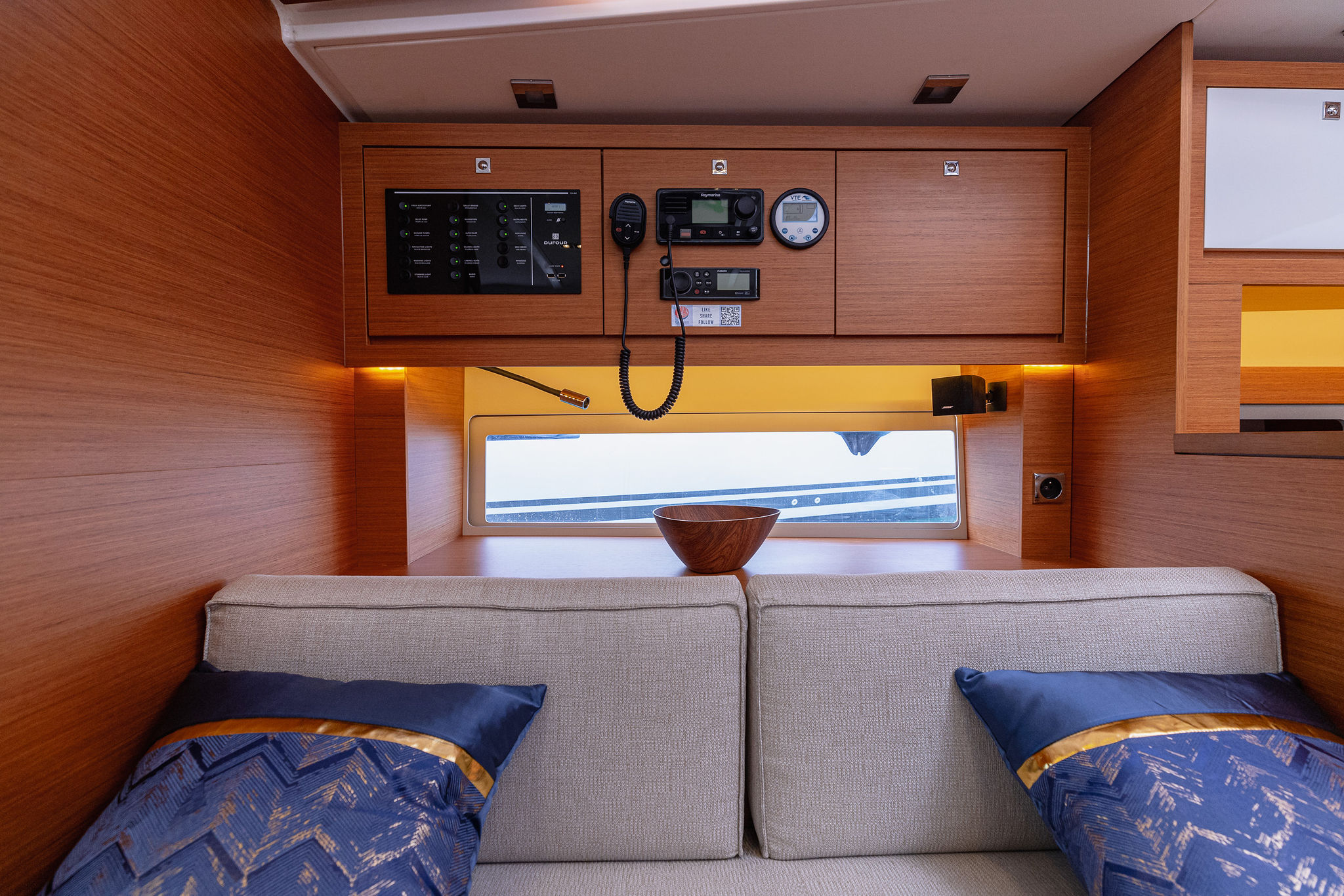 Dufour 470 owner layout — photo 31