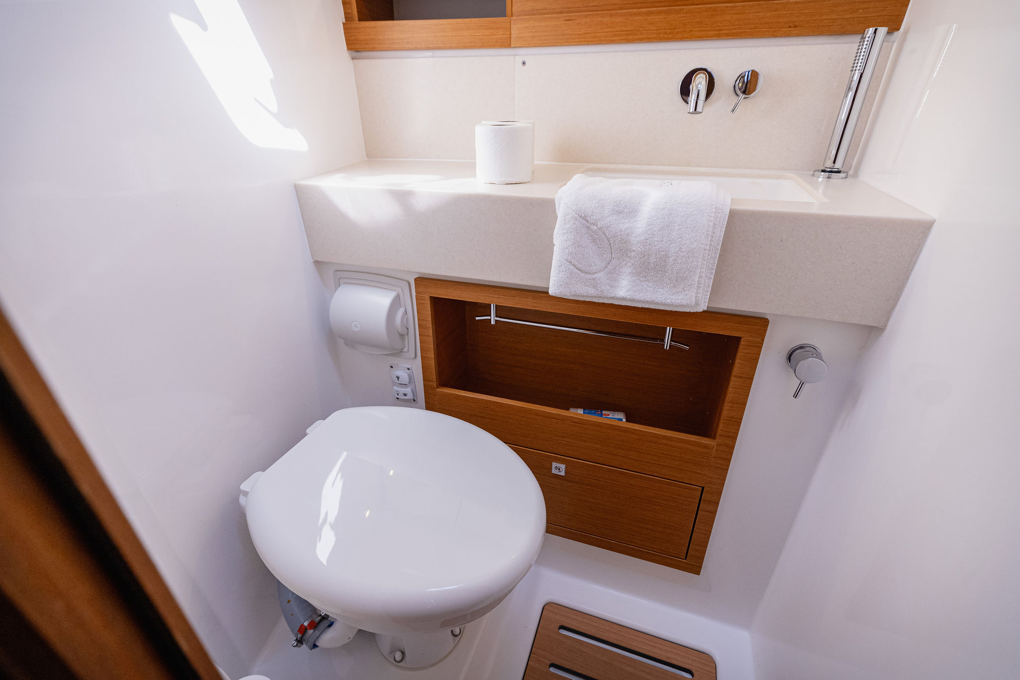 Dufour 470 owner layout — photo 6