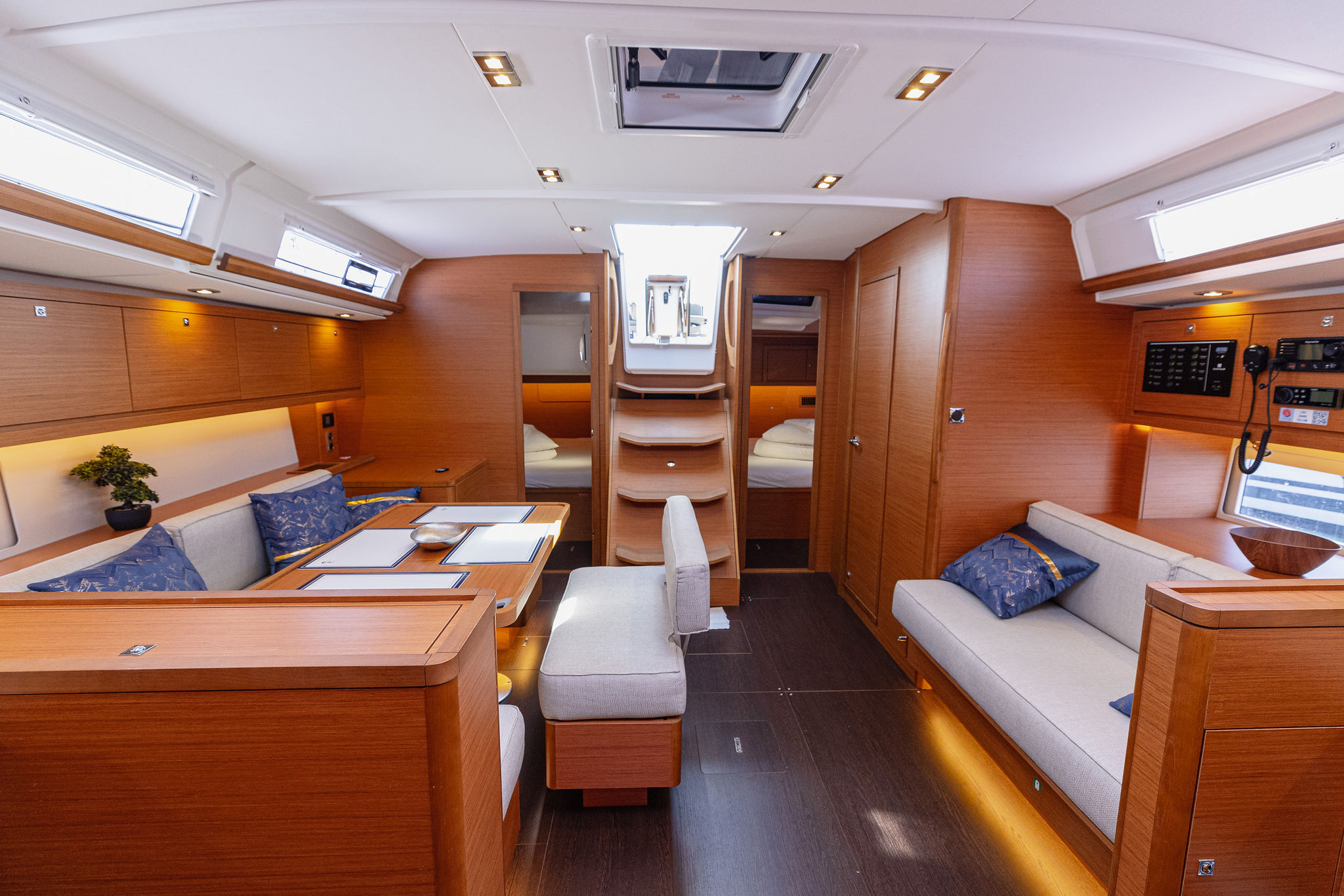 Dufour 470 owner layout — photo 28