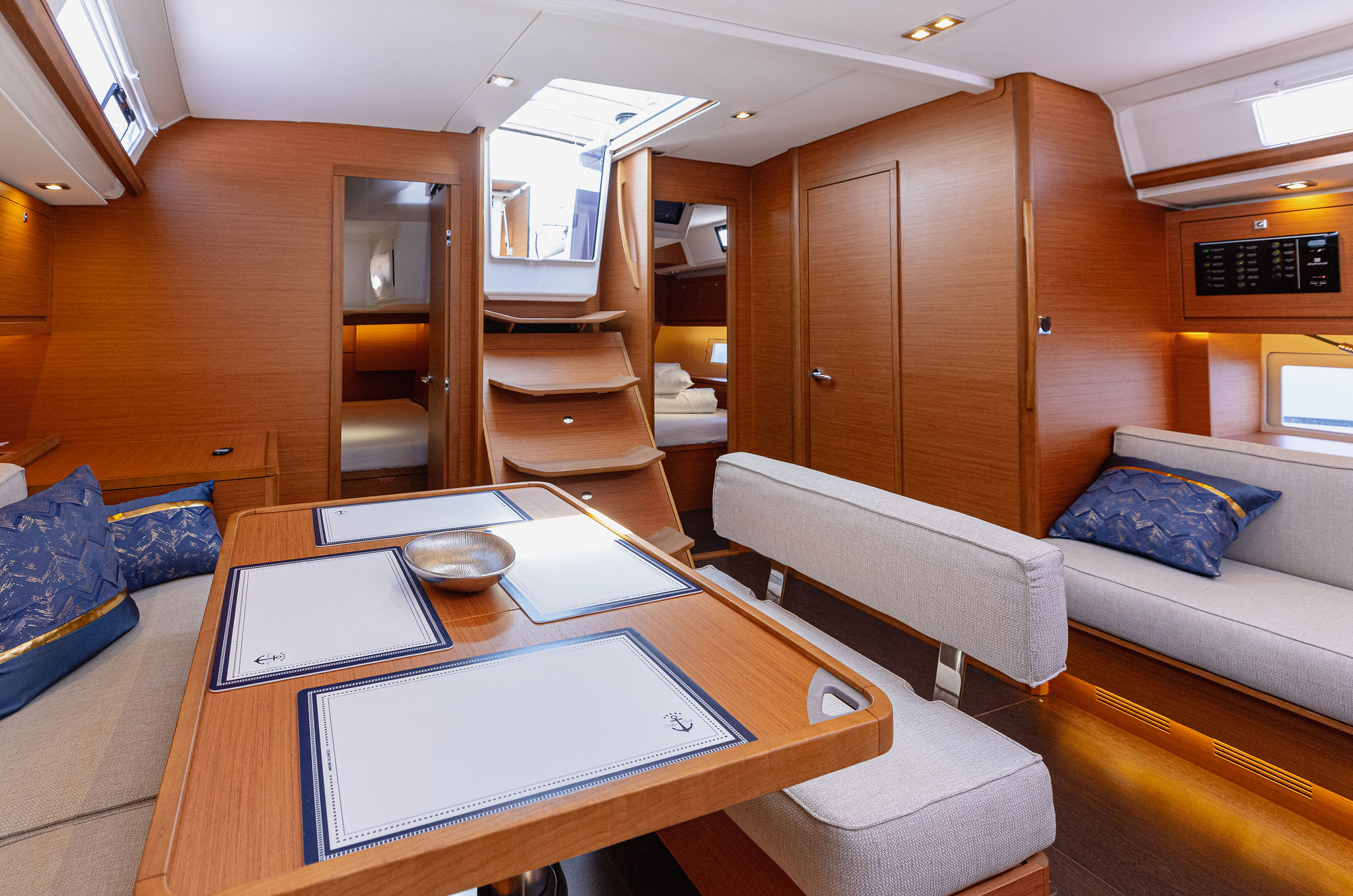 Dufour 470 owner layout — photo 34