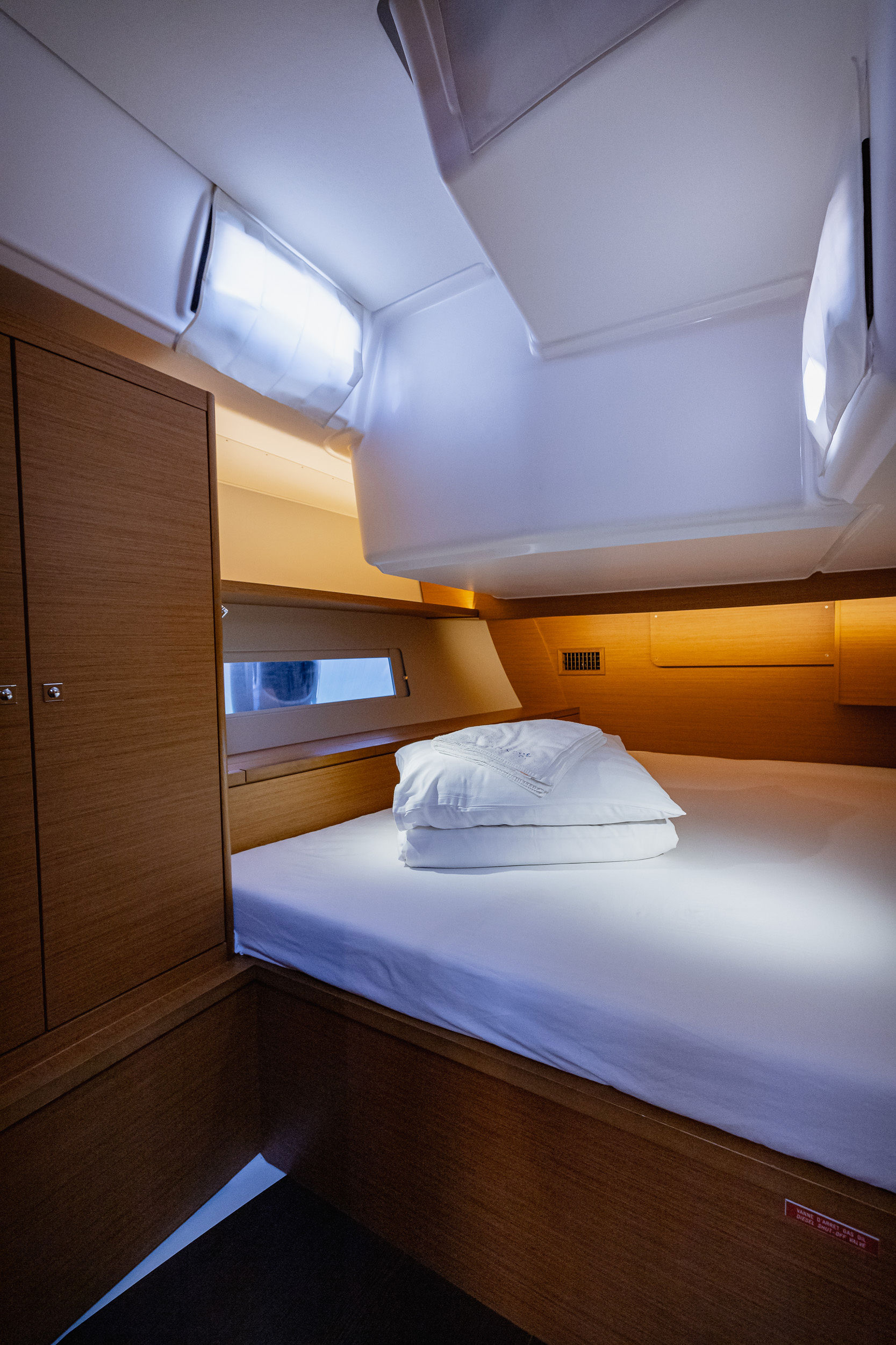 Dufour 470 owner layout — photo 8