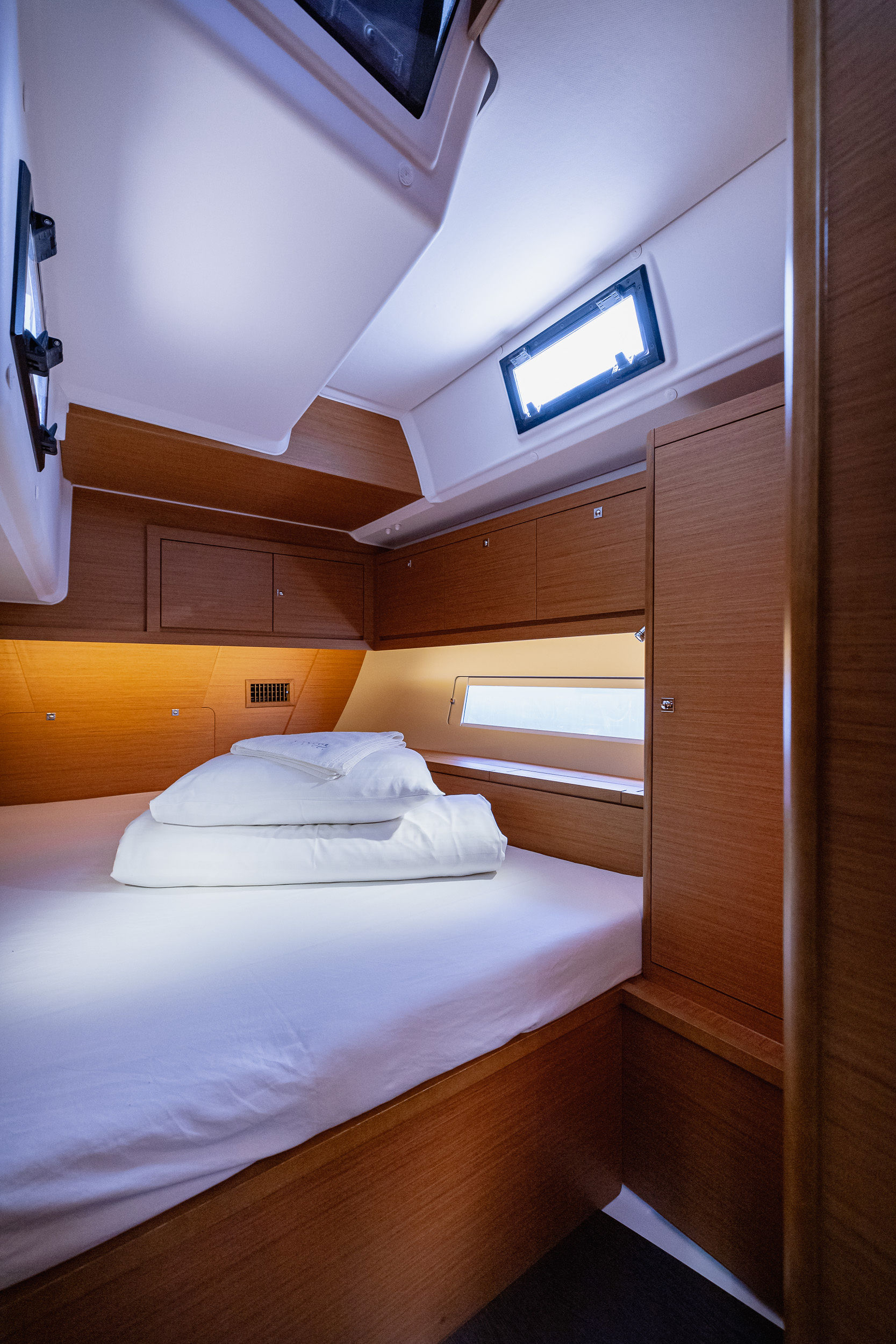 Dufour 470 owner layout — photo 38