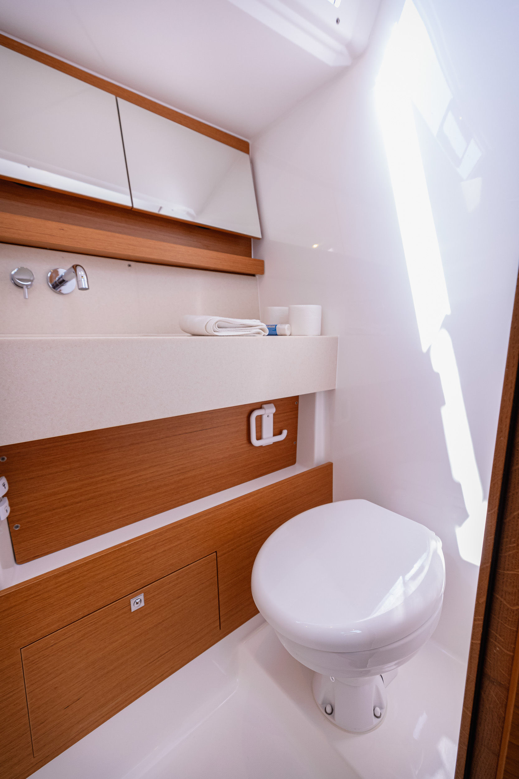 Dufour 470 owner layout — photo 4