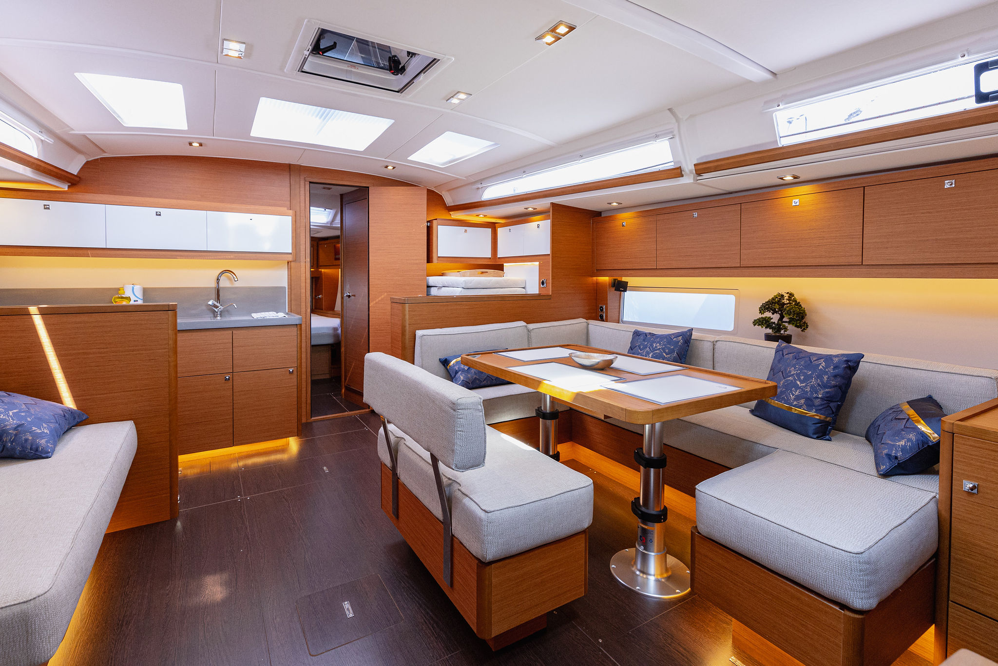 Dufour 470 owner layout — photo 18
