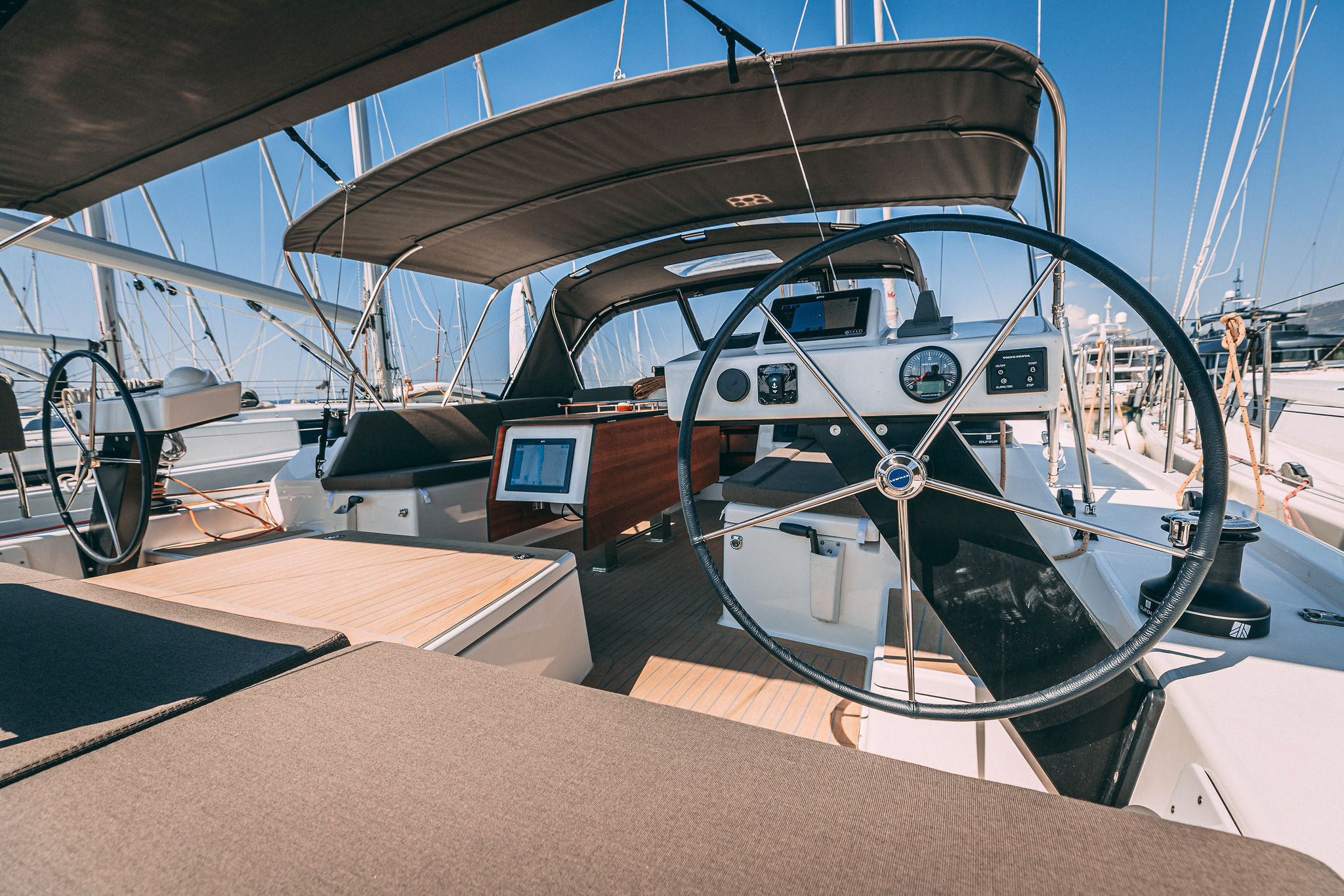 Dufour 470 owner layout — photo 25