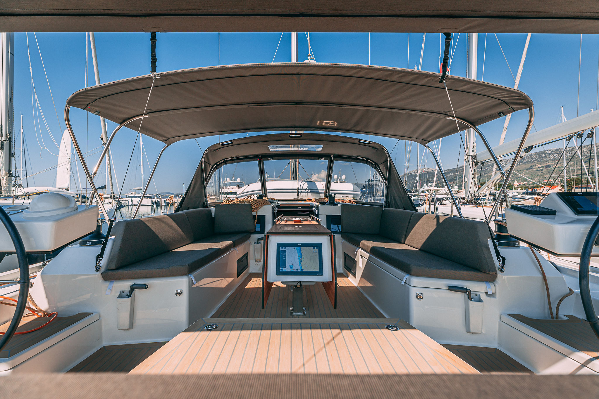Dufour 470 owner layout — photo 39