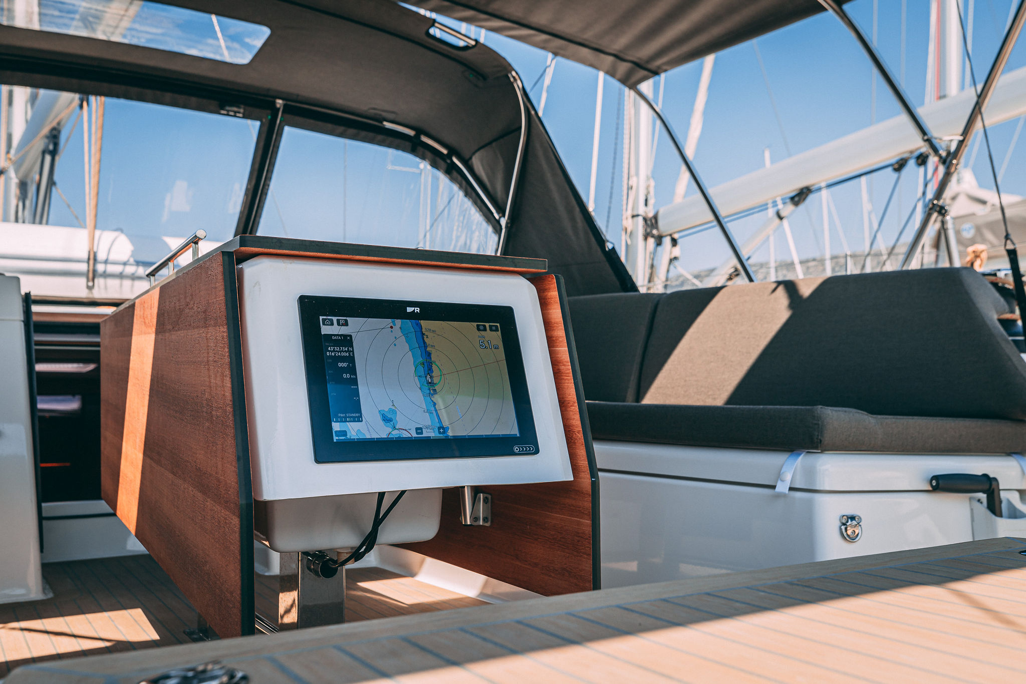 Dufour 470 owner layout — photo 27