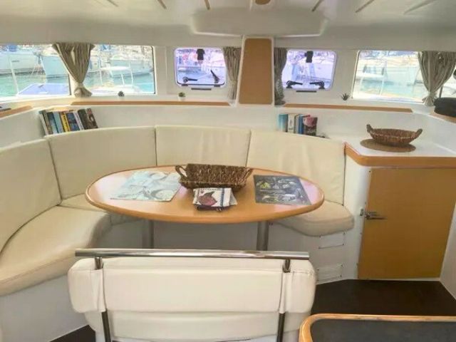 Lagoon 380 — photo 2