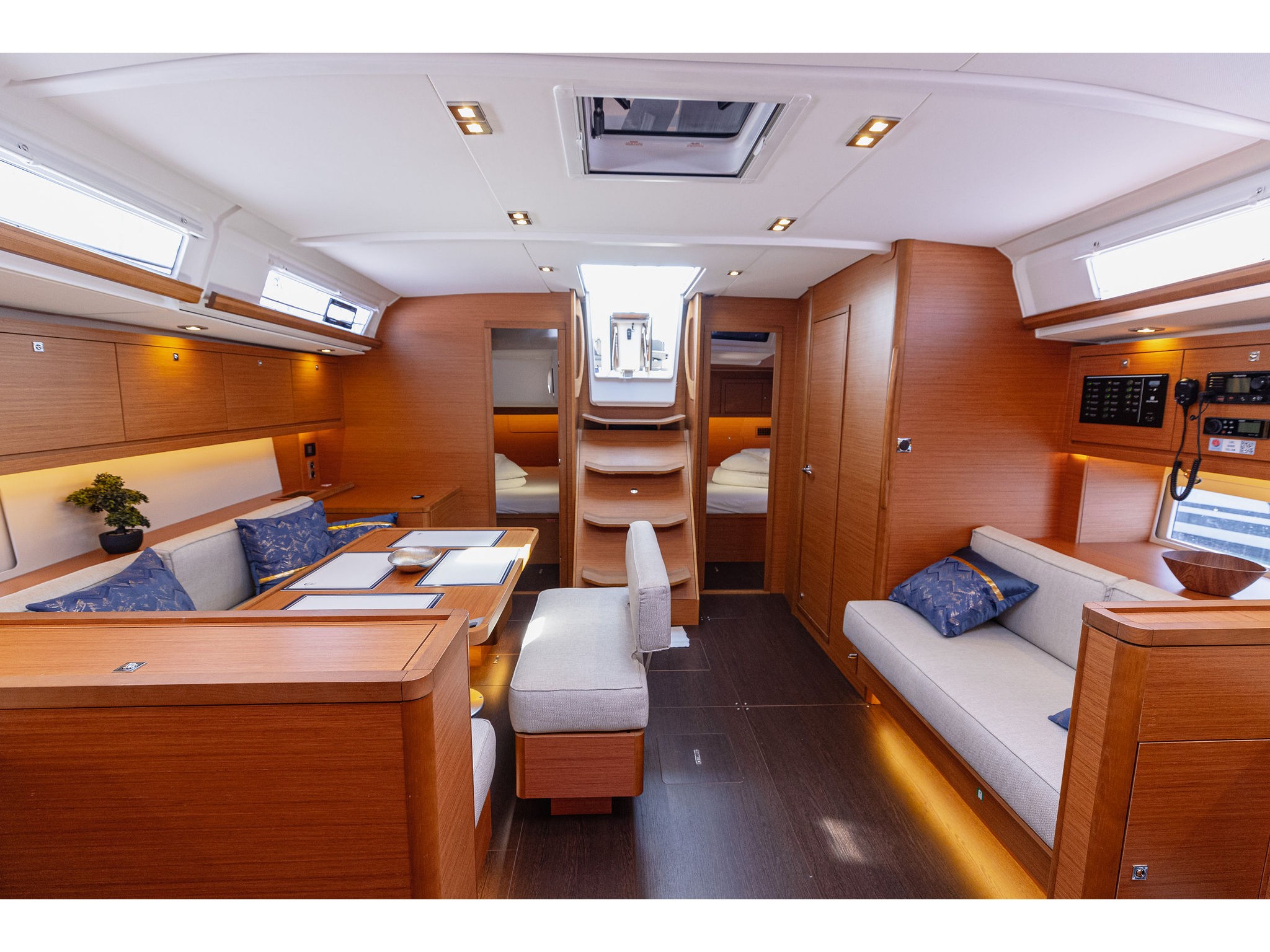 Dufour 470 owner layout — photo 7