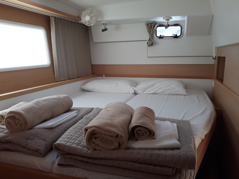 Lagoon 450F — photo 13