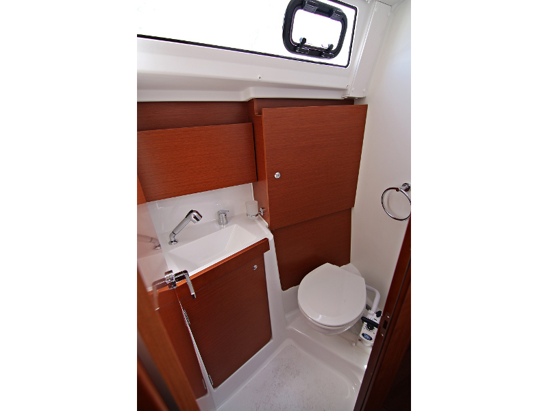 OCEANIS 38 BT — photo 8
