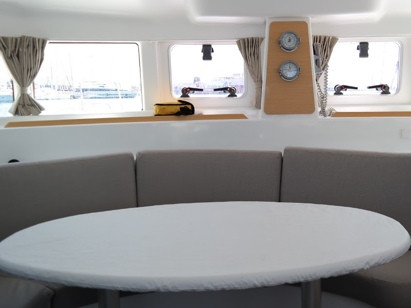 Lagoon 380 — photo 2