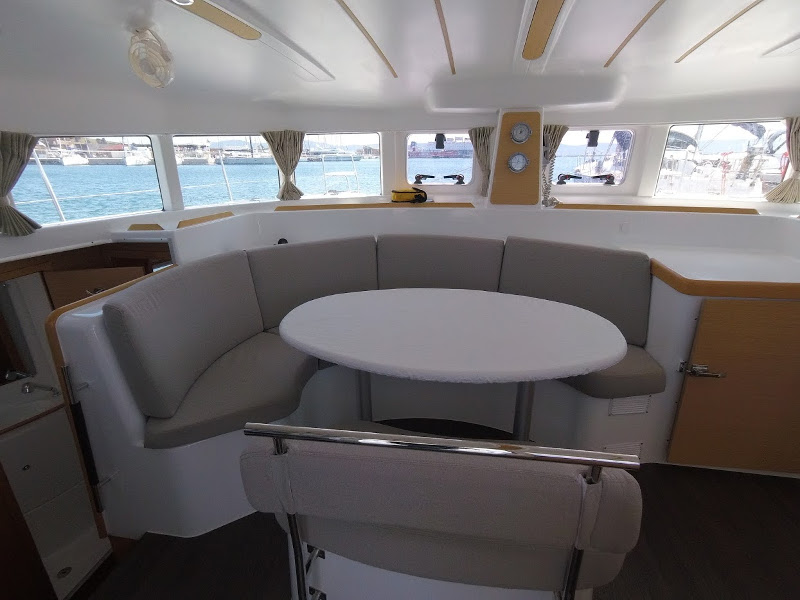 Lagoon 380 — photo 4