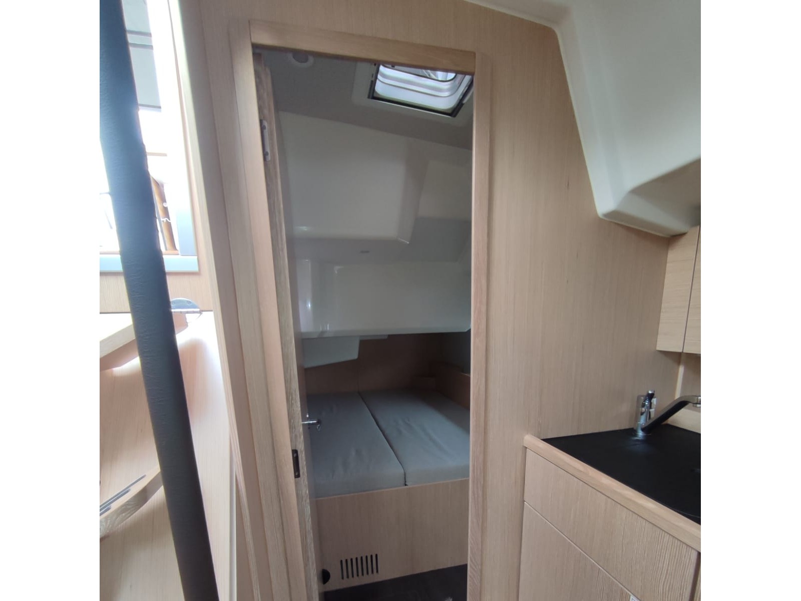 Bavaria C38 (2 heads) — photo 9