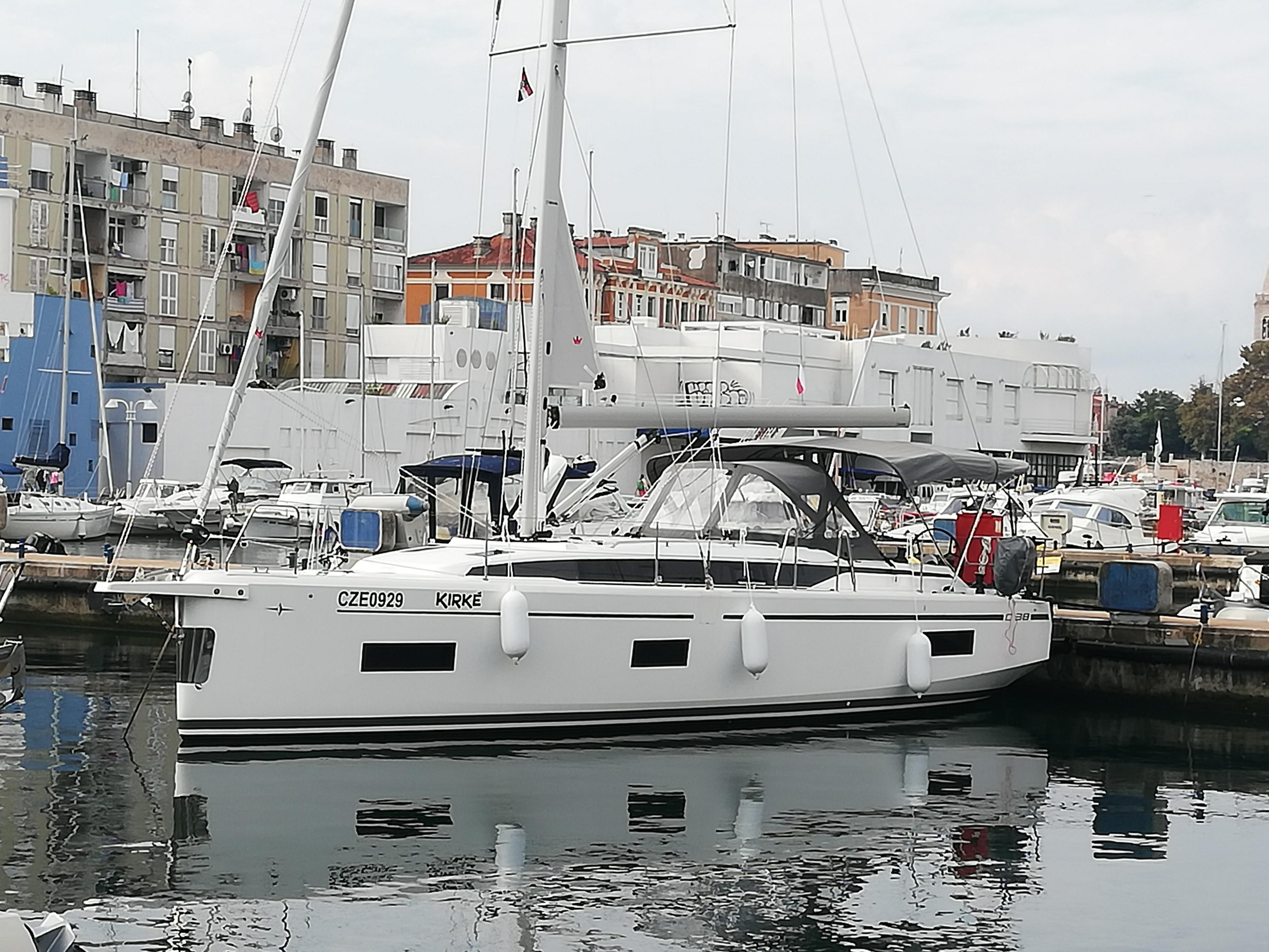 Bavaria C38 (2 heads) — photo 2