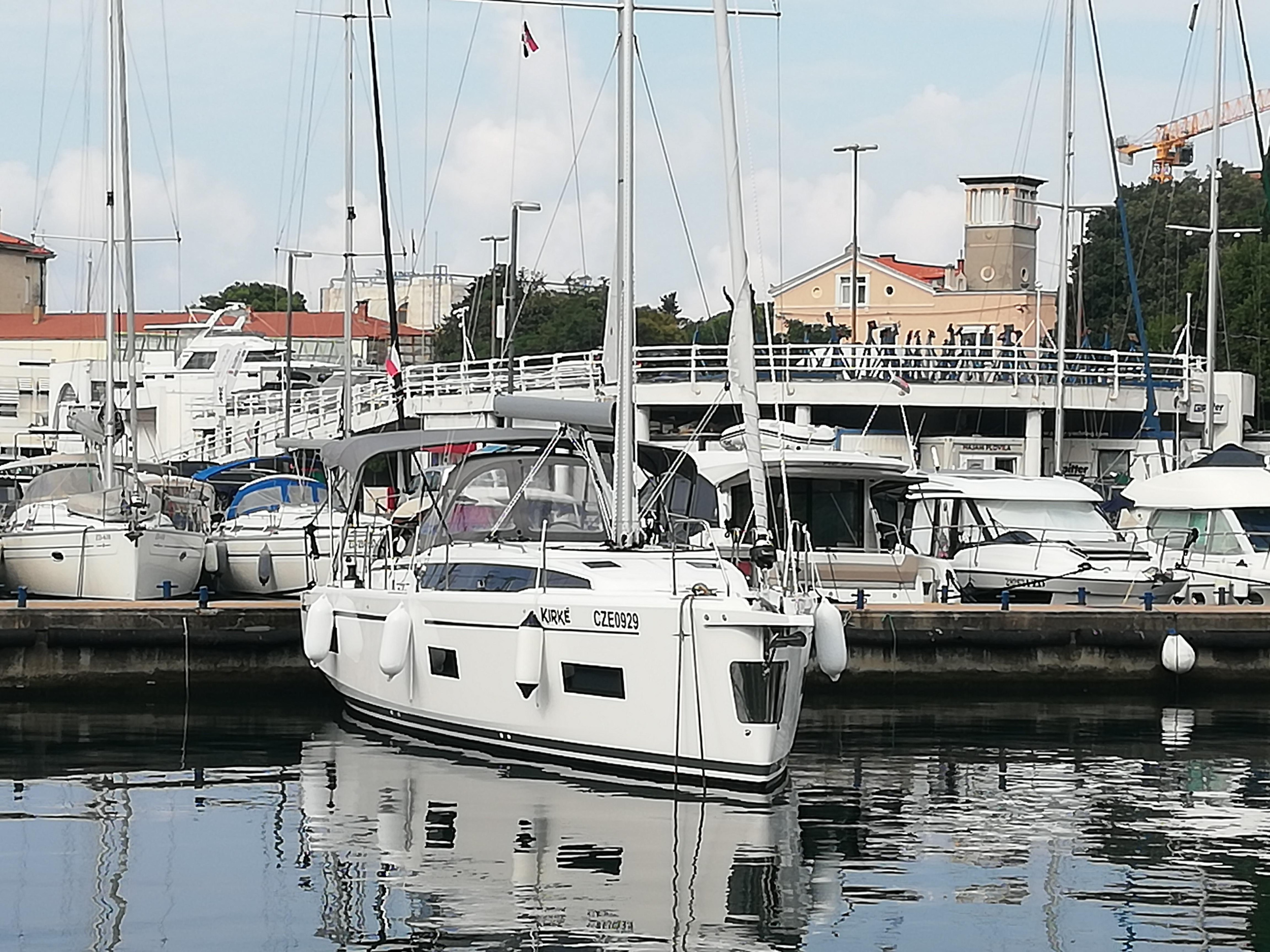 Bavaria C38 (2 heads) — photo 6