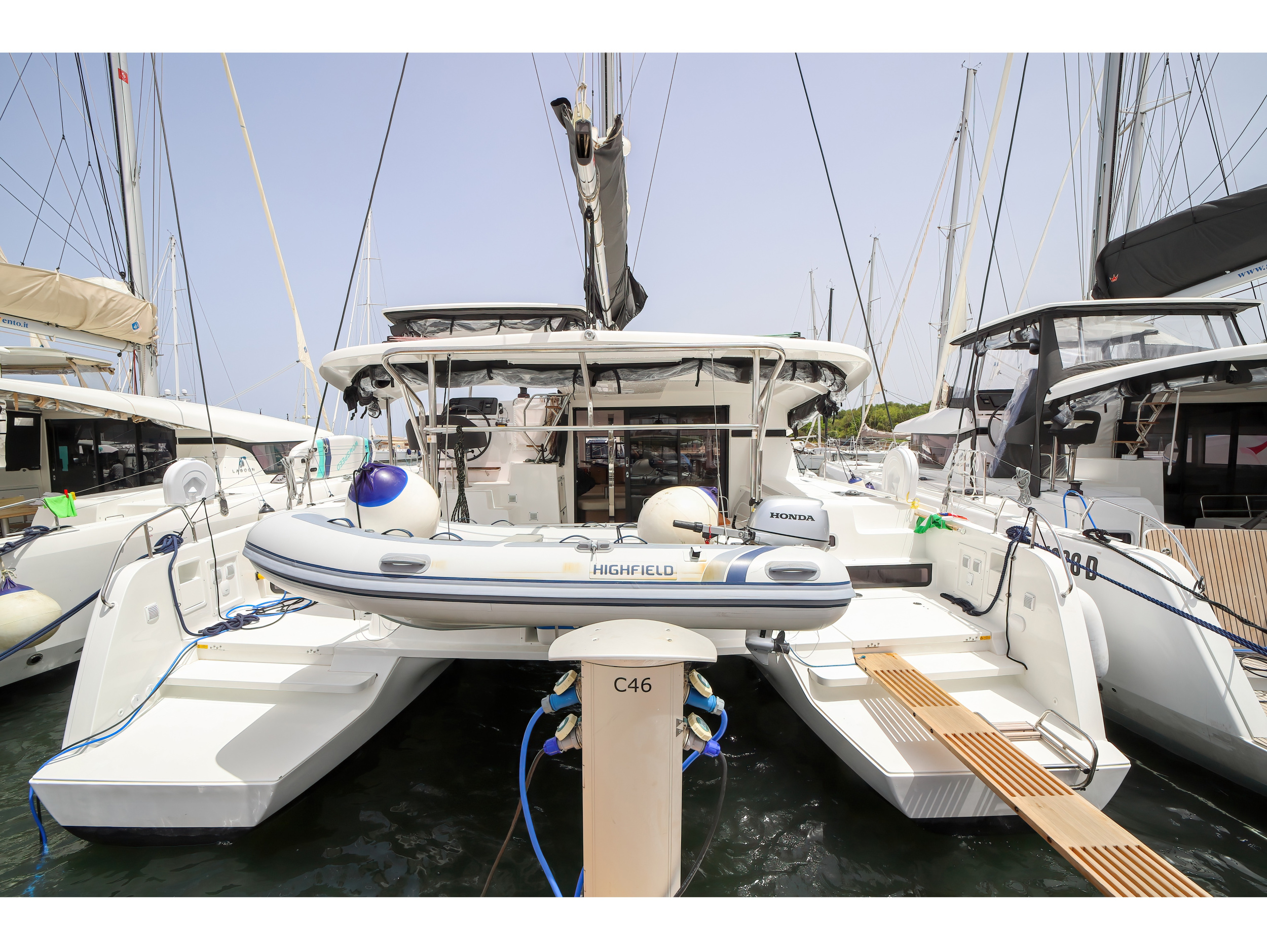 Lagoon 42 — photo 1
