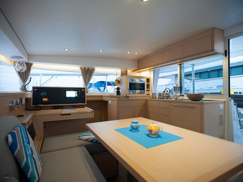 Lagoon 400 S2 — photo 3