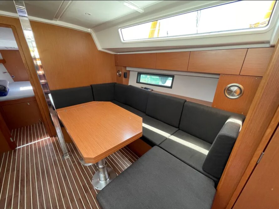Bavaria C42 — photo 3