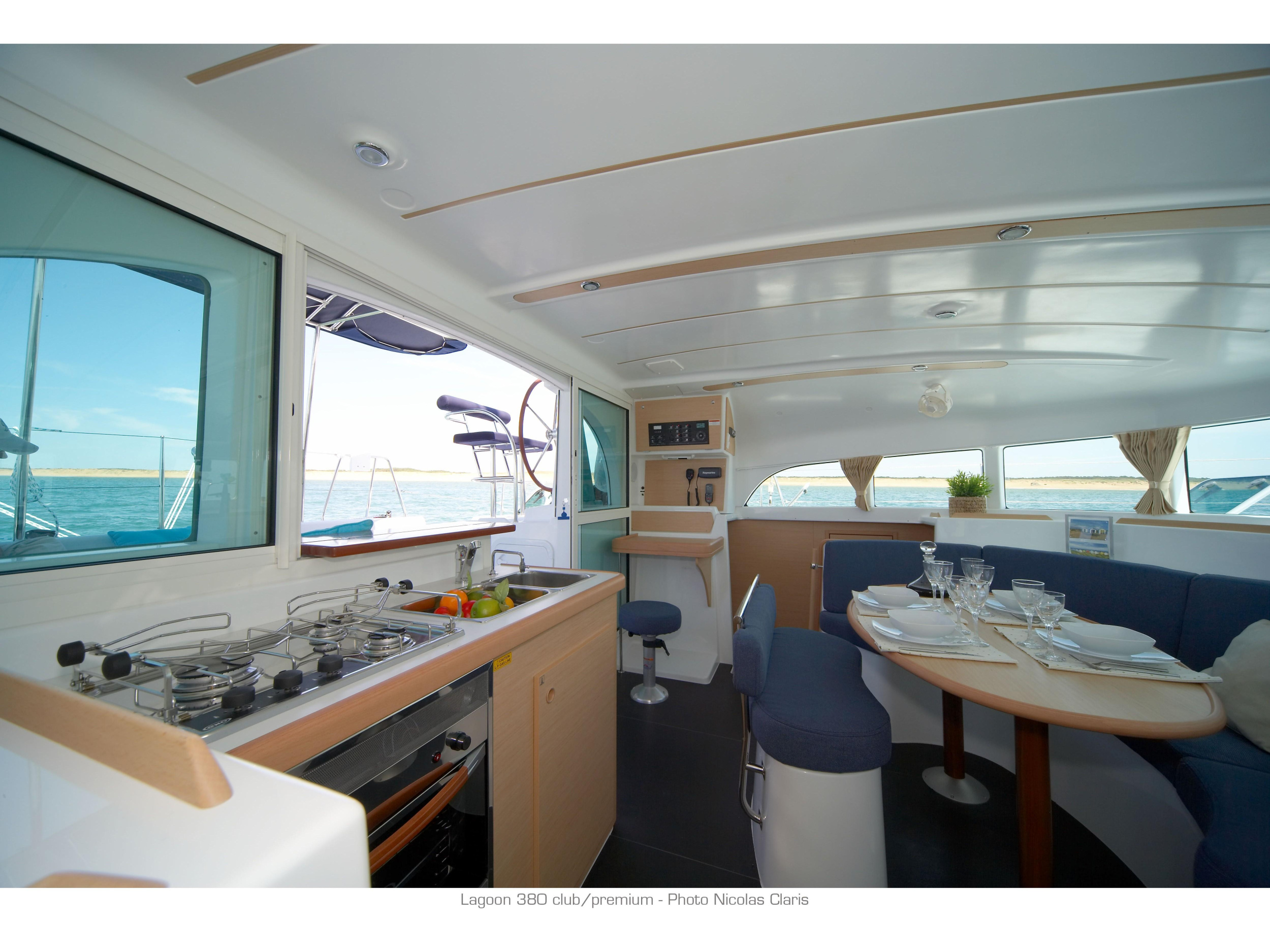 Lagoon 380 — photo 8