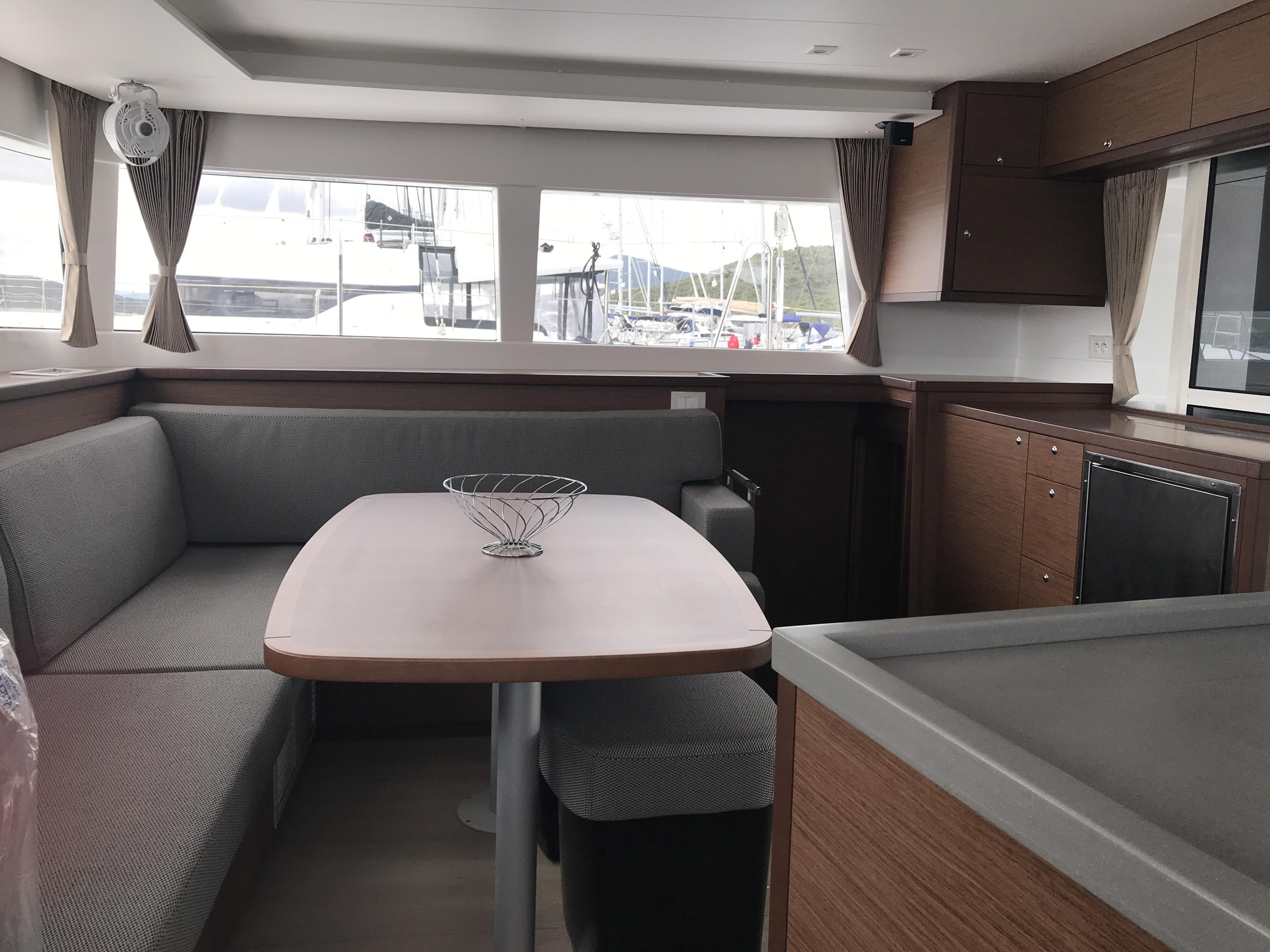 Lagoon 450F — photo 13