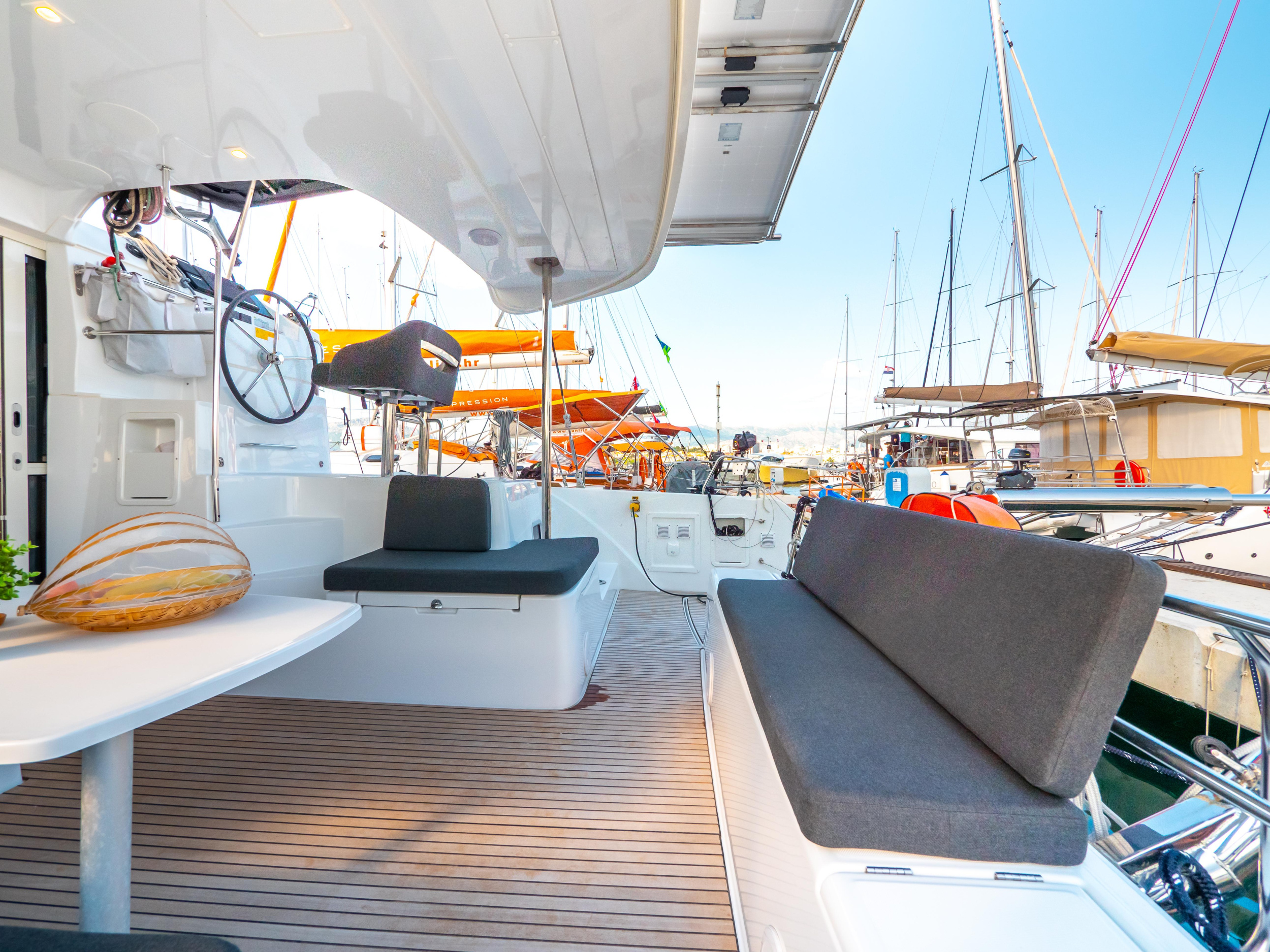 Lagoon 40 — photo 2