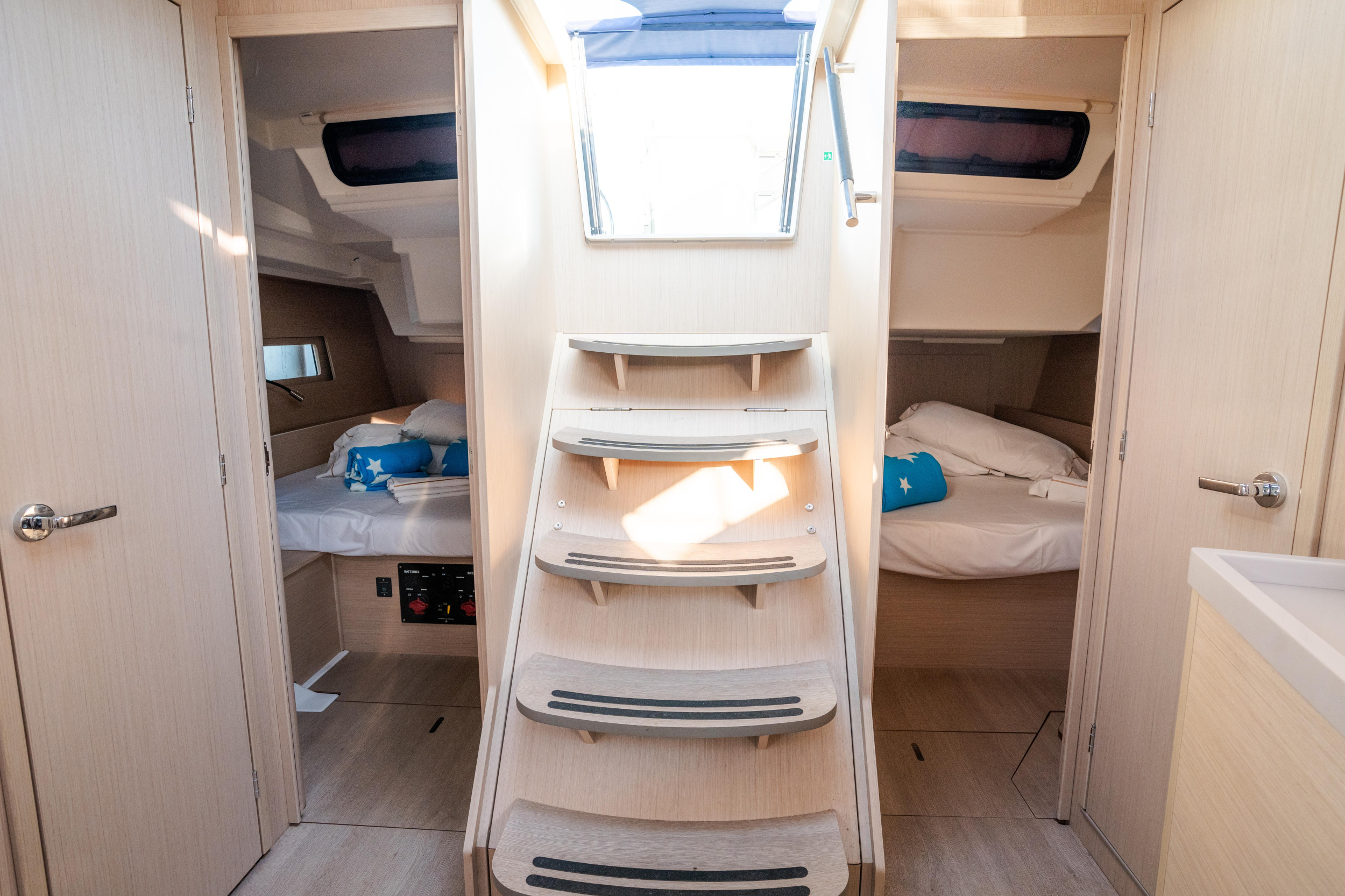 Oceanis 46.1 (bunk cab) — photo 11
