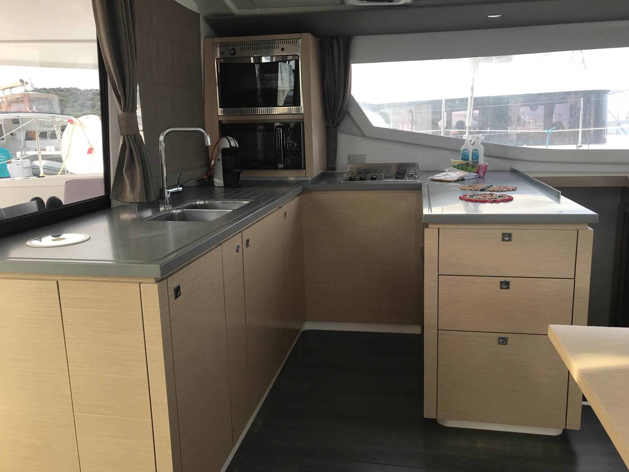 Helia 44 — photo 8