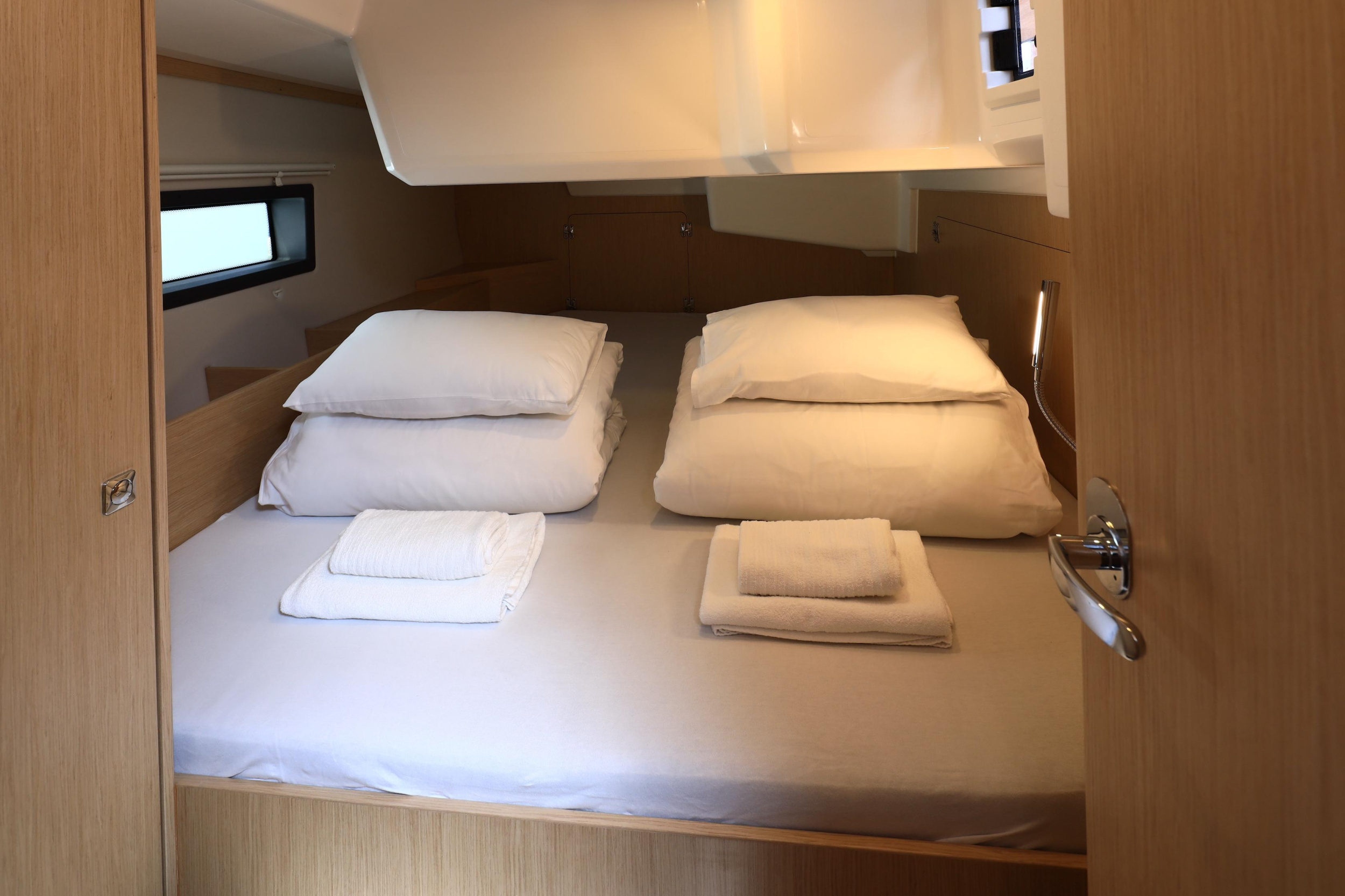 Bavaria C42 — photo 8