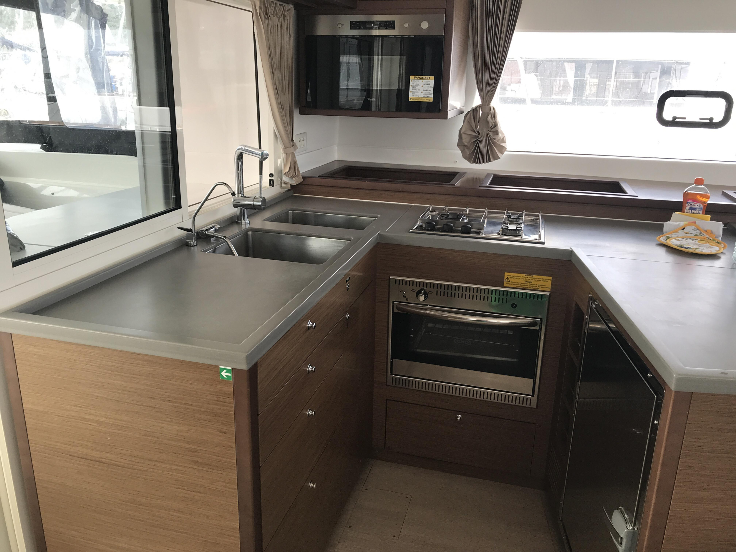 Lagoon 450F — photo 12