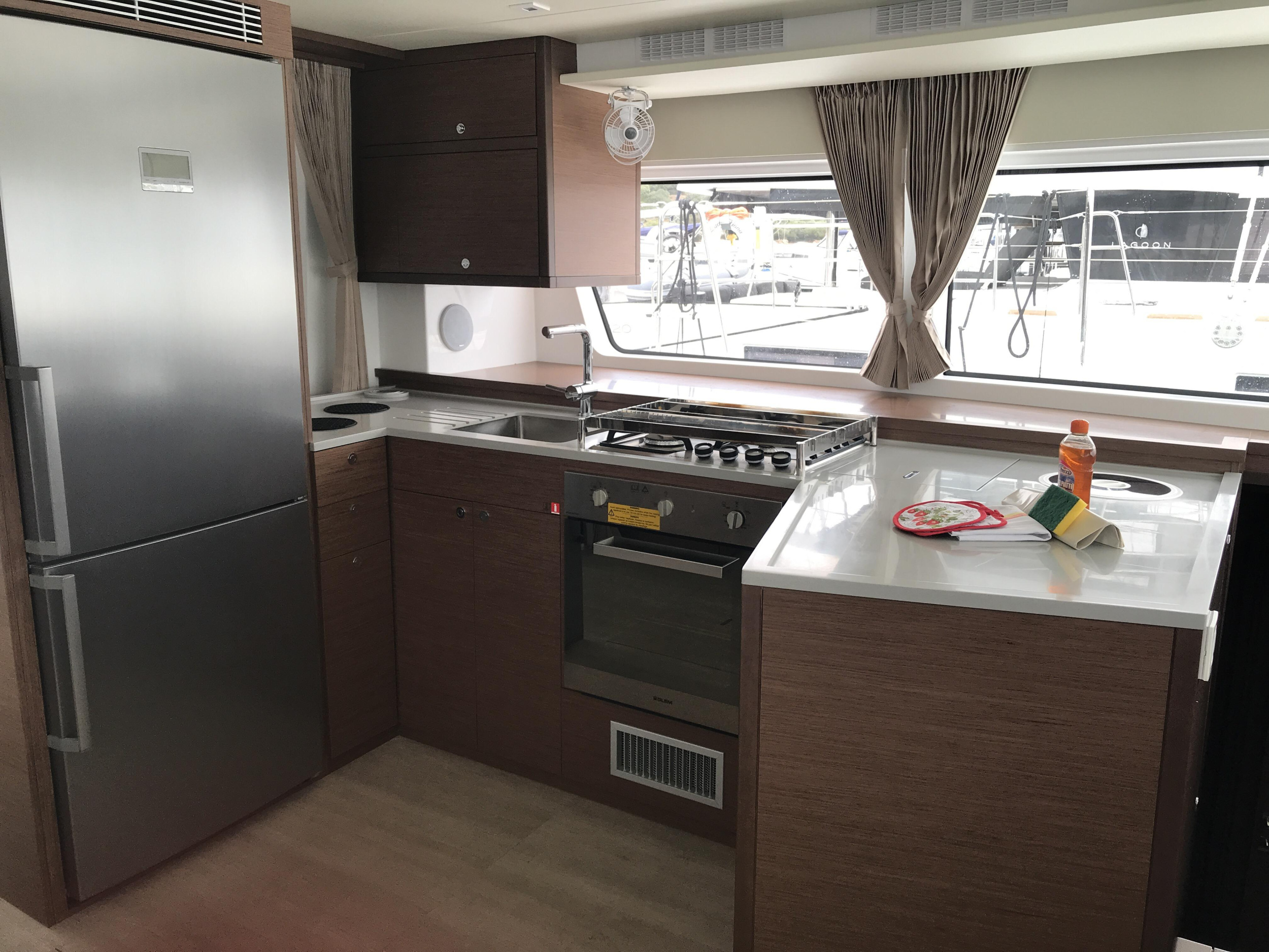 Lagoon 52F - 6 cab — photo 11