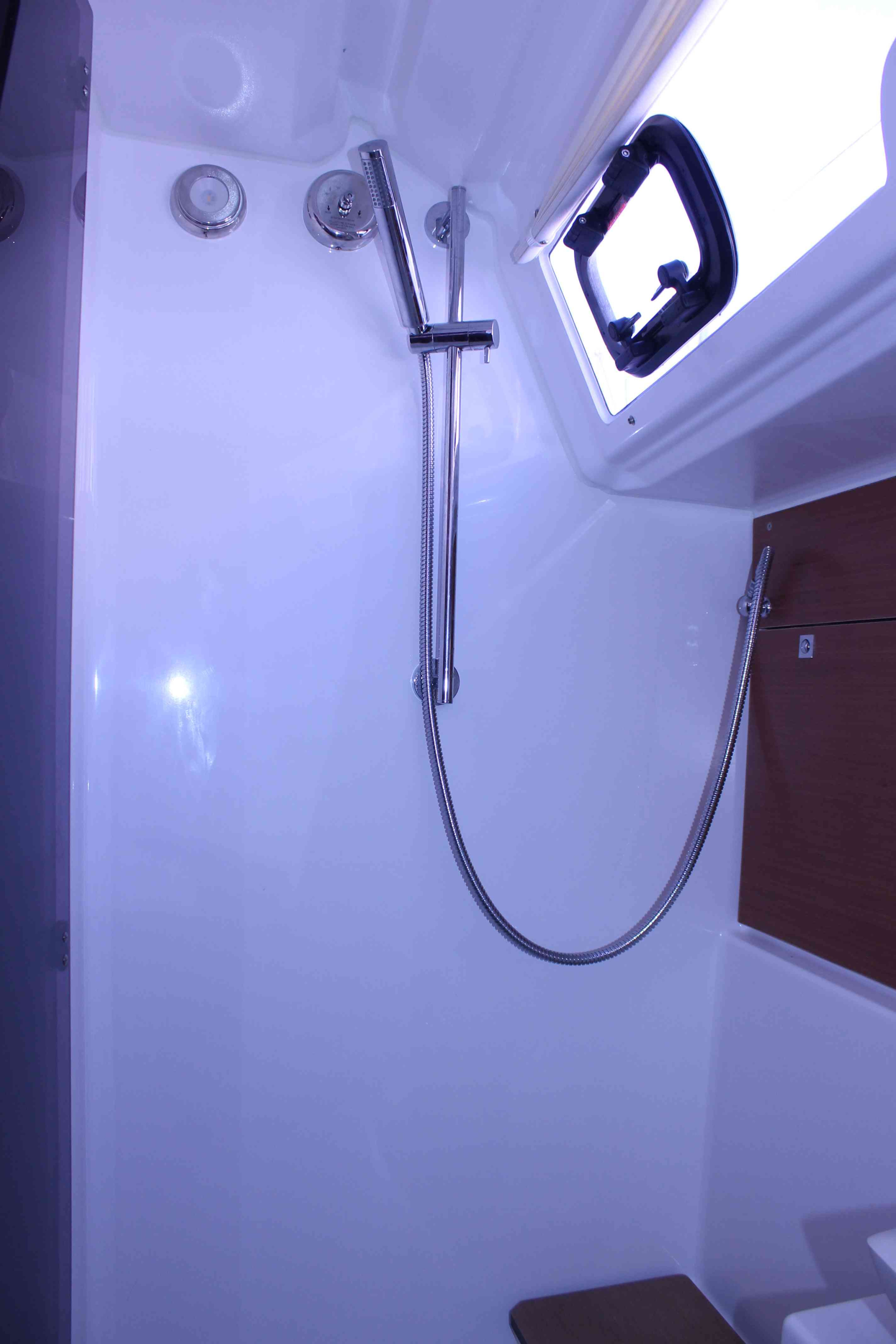Dufour 430 Grand Large — photo 18