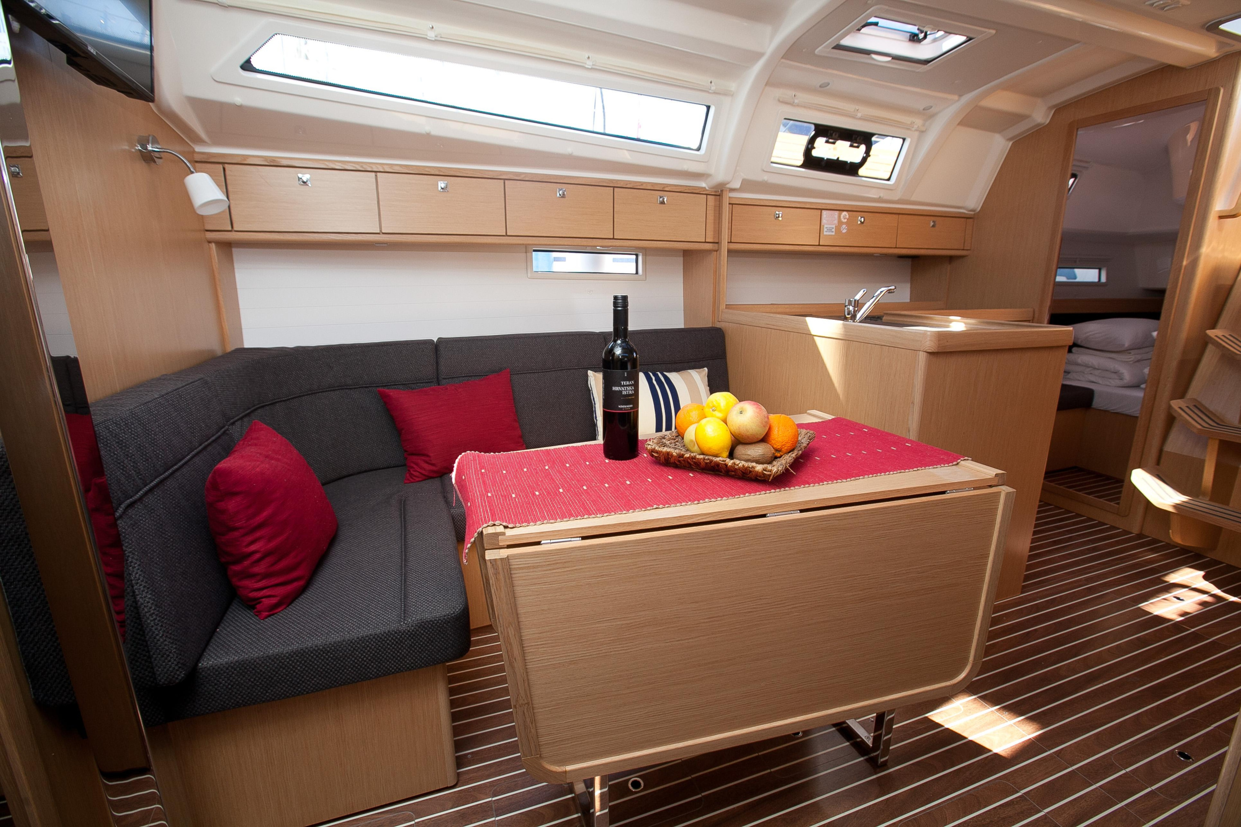 Bavaria Cruiser 37 — photo 4